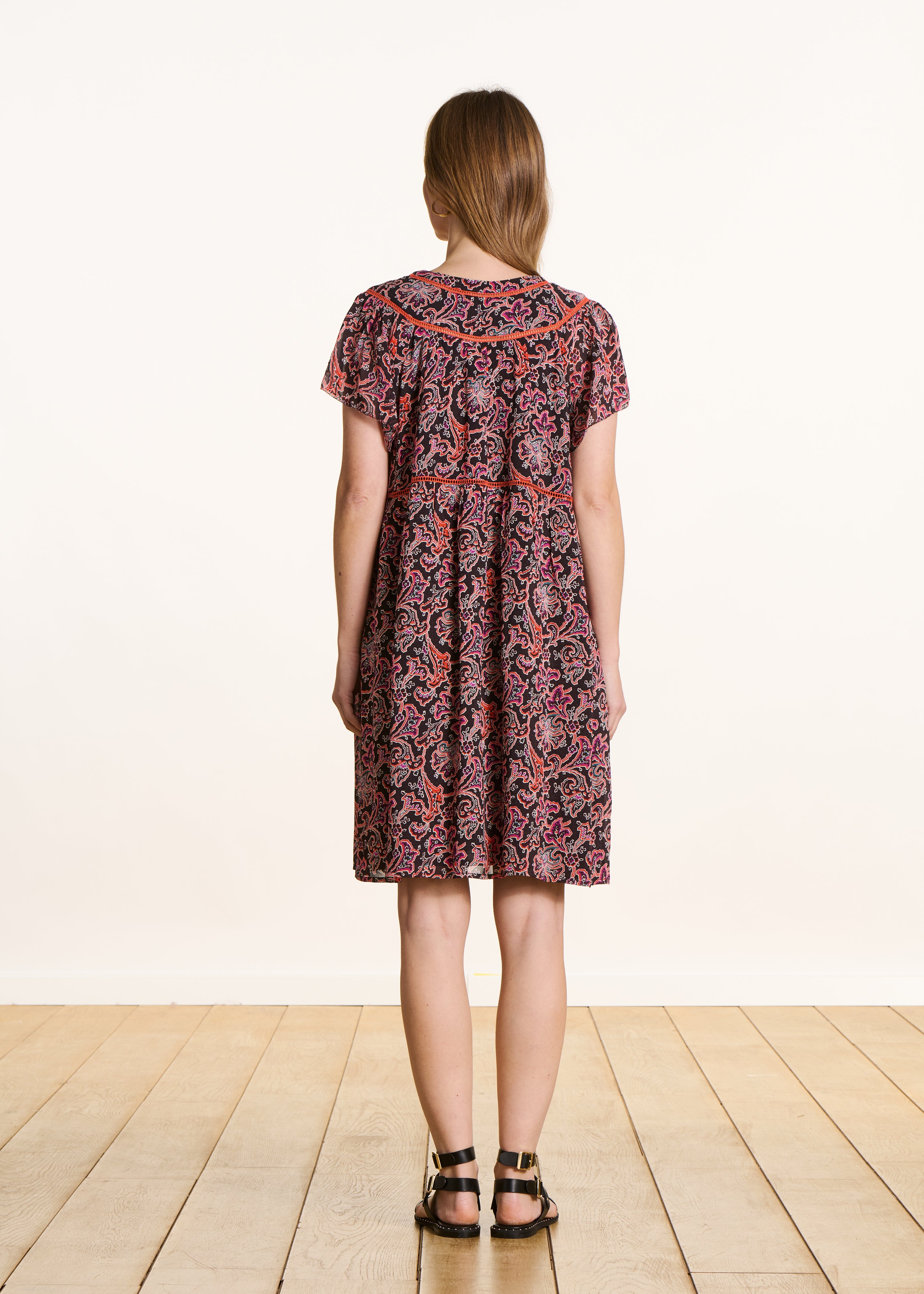 Robe courte droite noire à imprimé floral