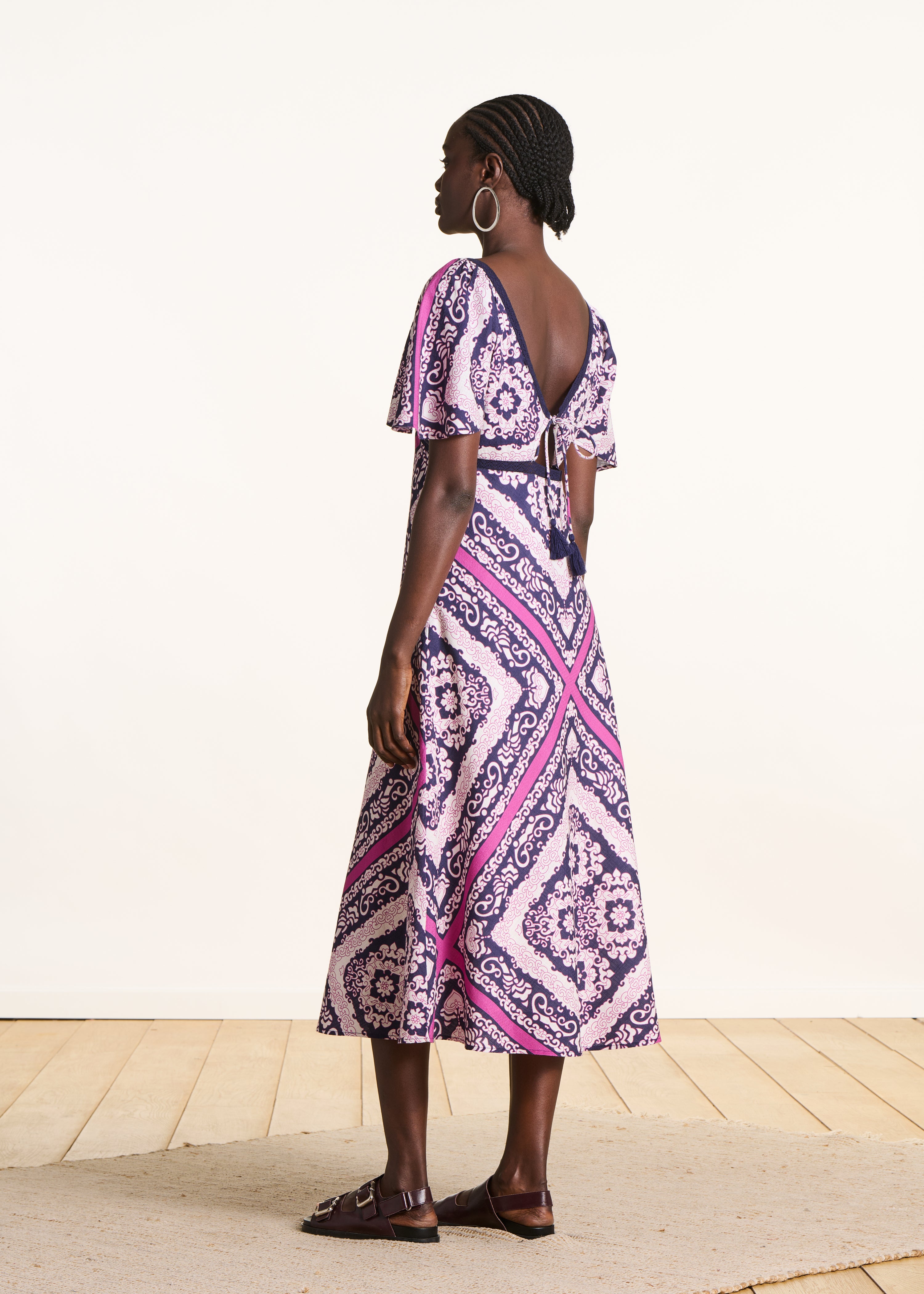 Vestido longo violeta e rosa com estampado de lenço