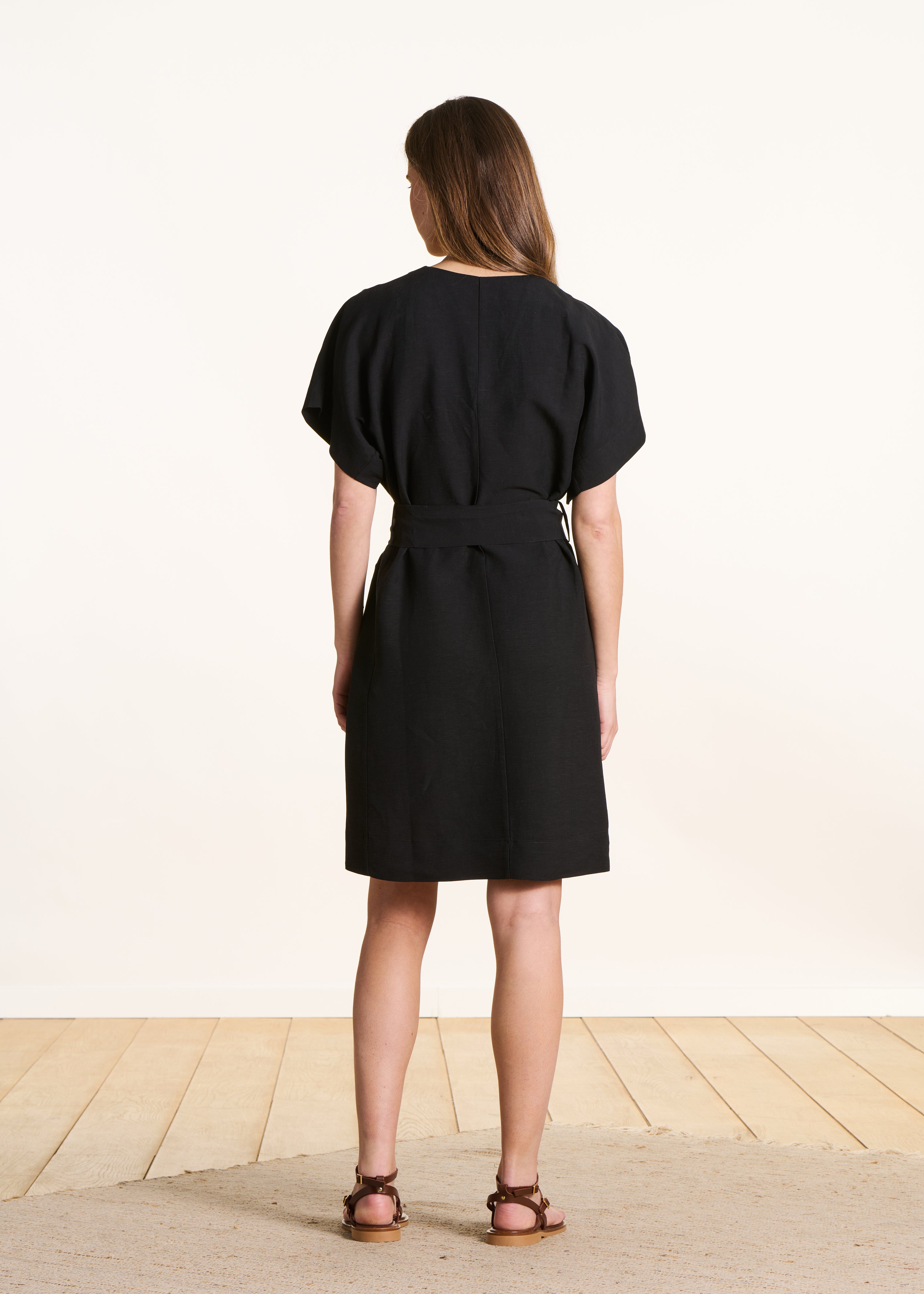 Robe courte ample noire à manches courtes