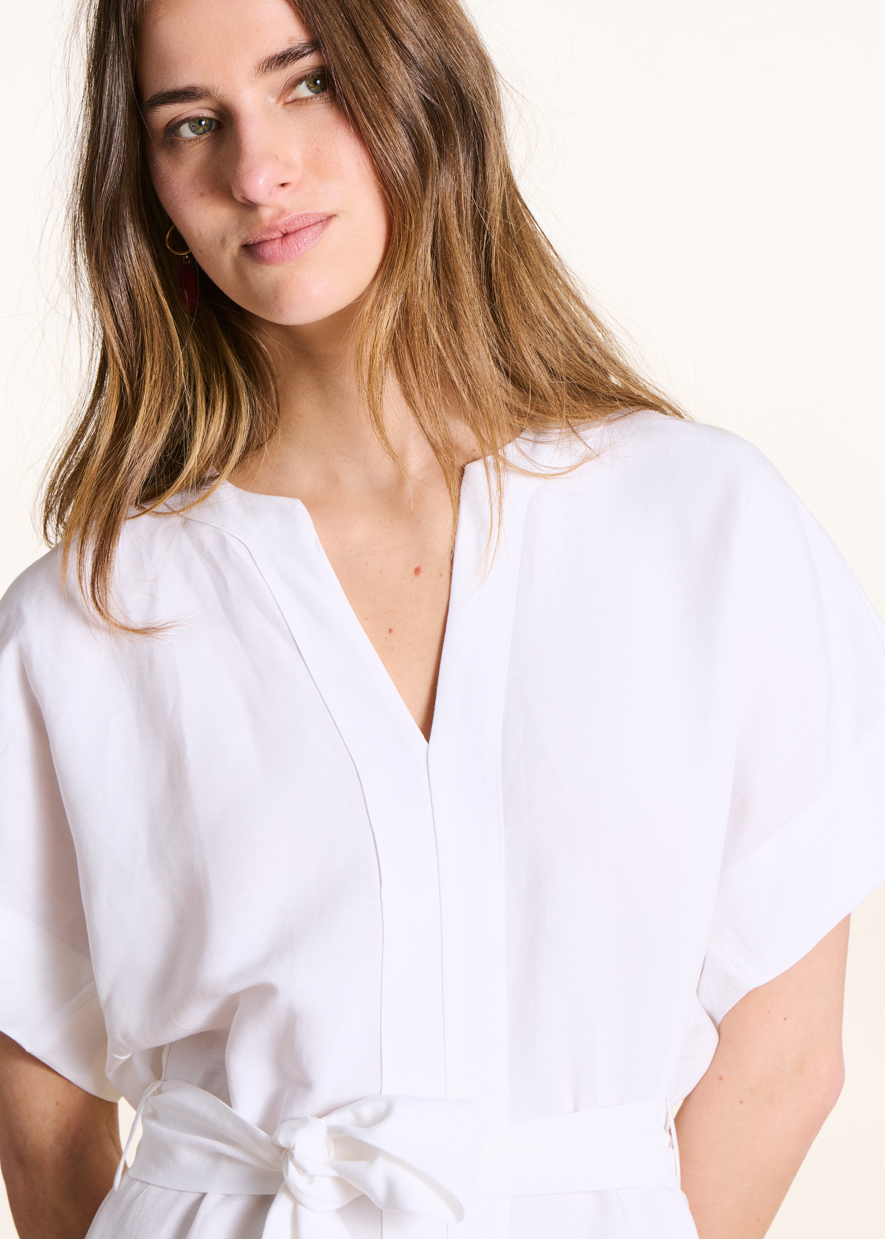 Weißes, weites, kurzes Kleid mit kurzen Ärmeln