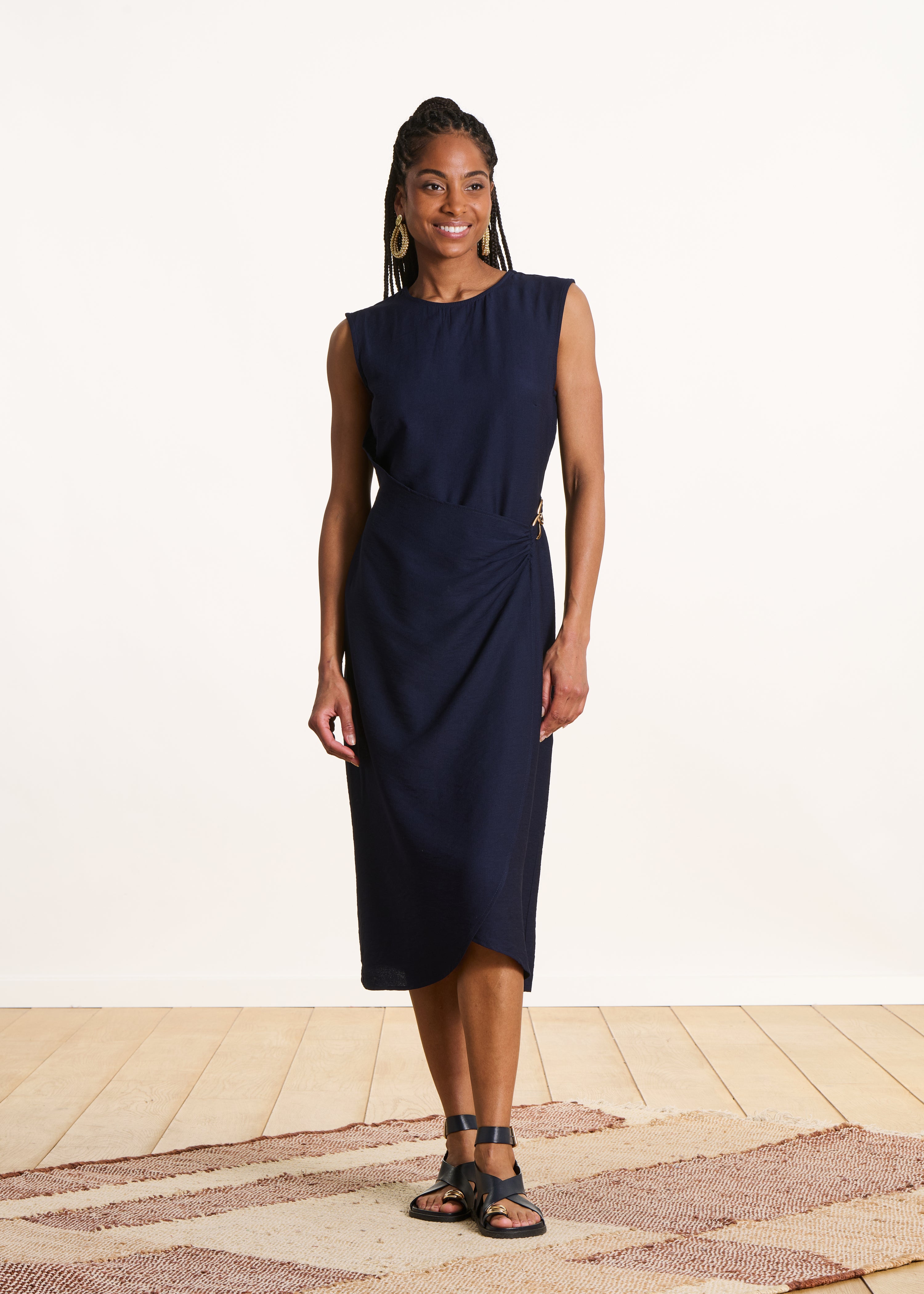 Ärmelloses, tailliertes Midikleid in Marineblau