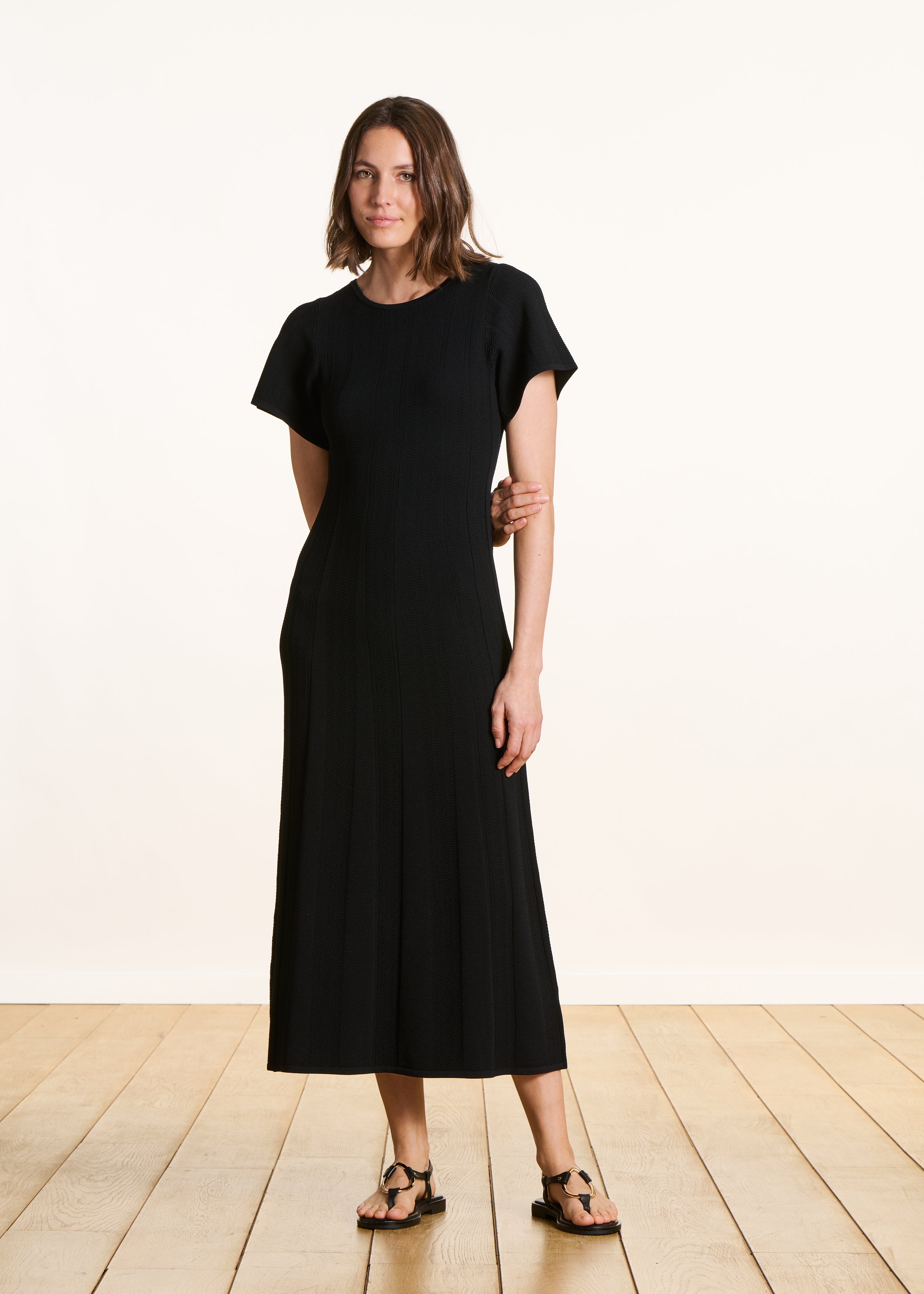 Robe longue noire en maille à manches courtes