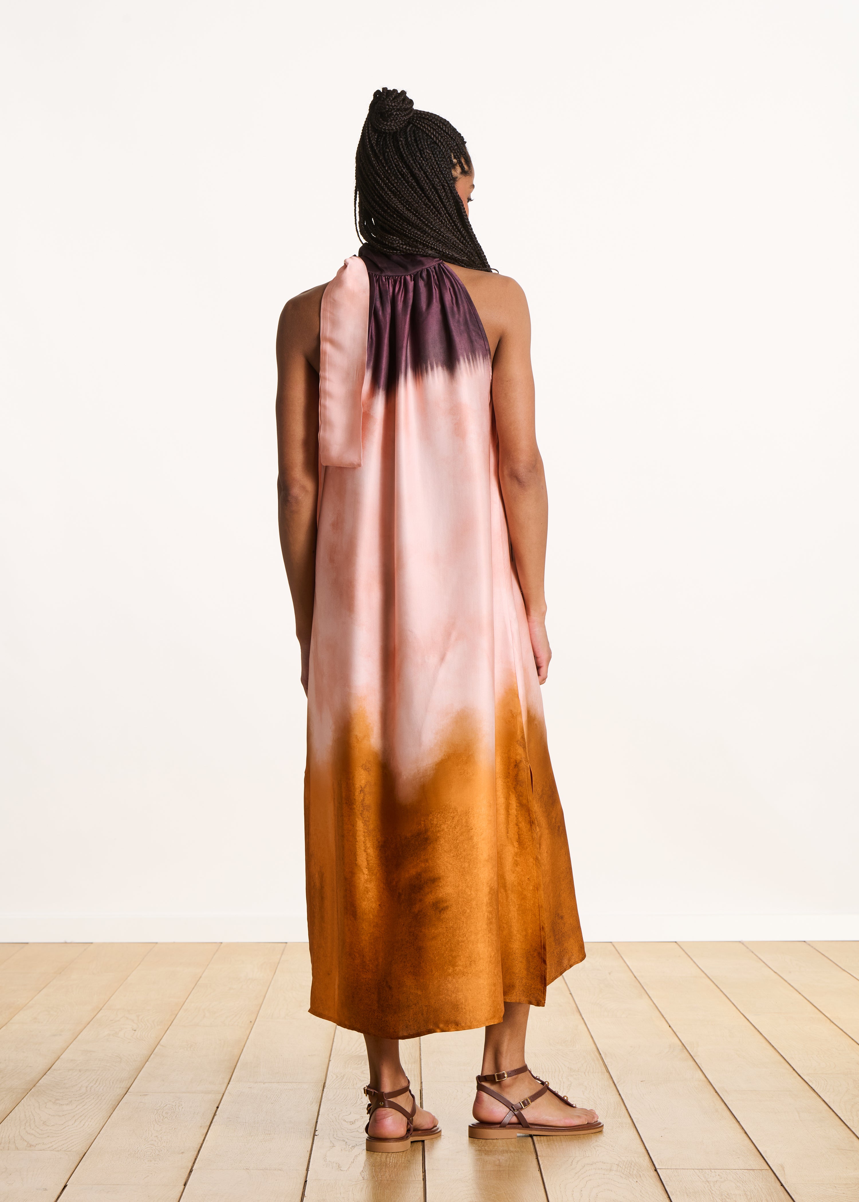 Flowy long dress in pink satin with tie-dye print