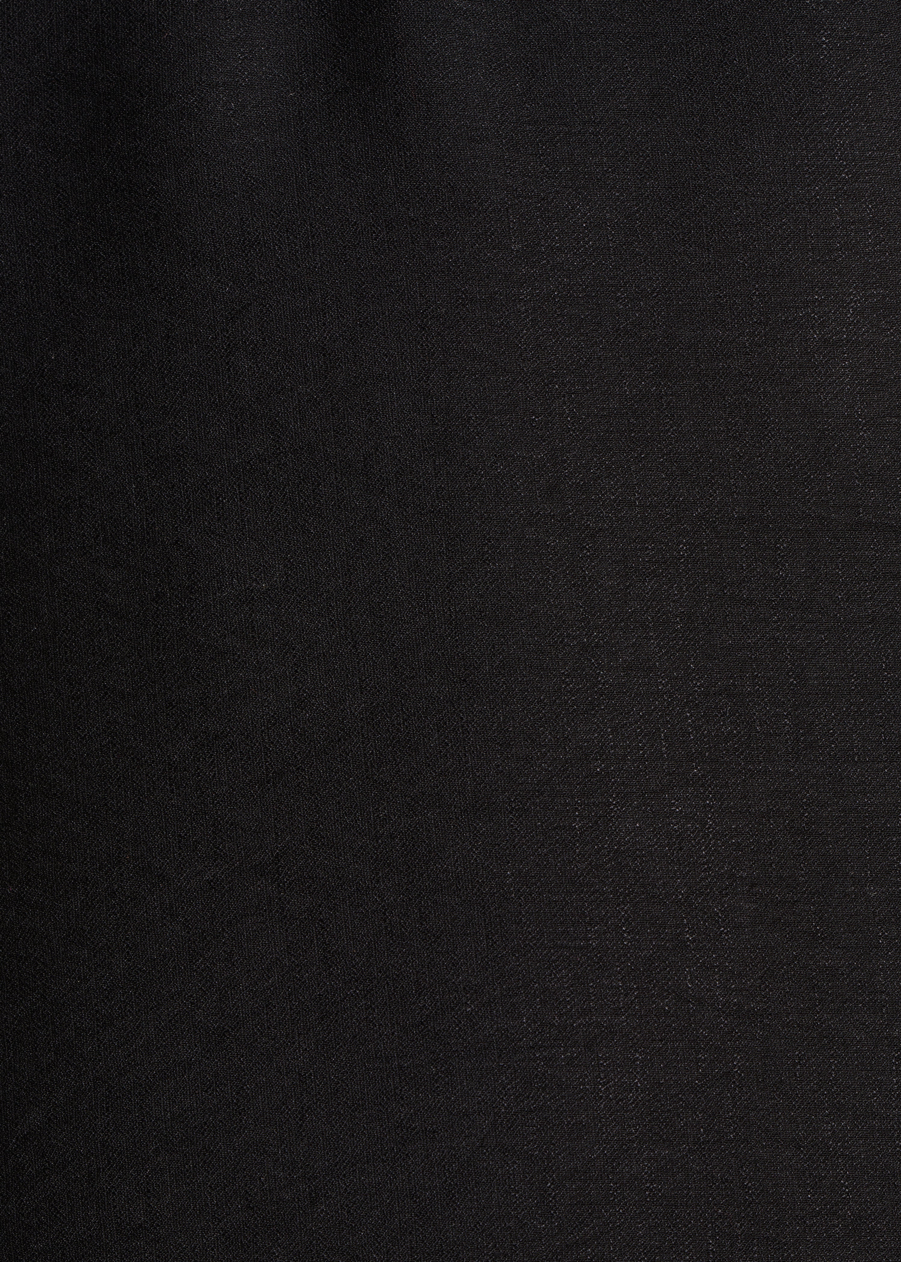 Kurzes schwarzes Kleid mit V-Ausschnitt und Schnalle