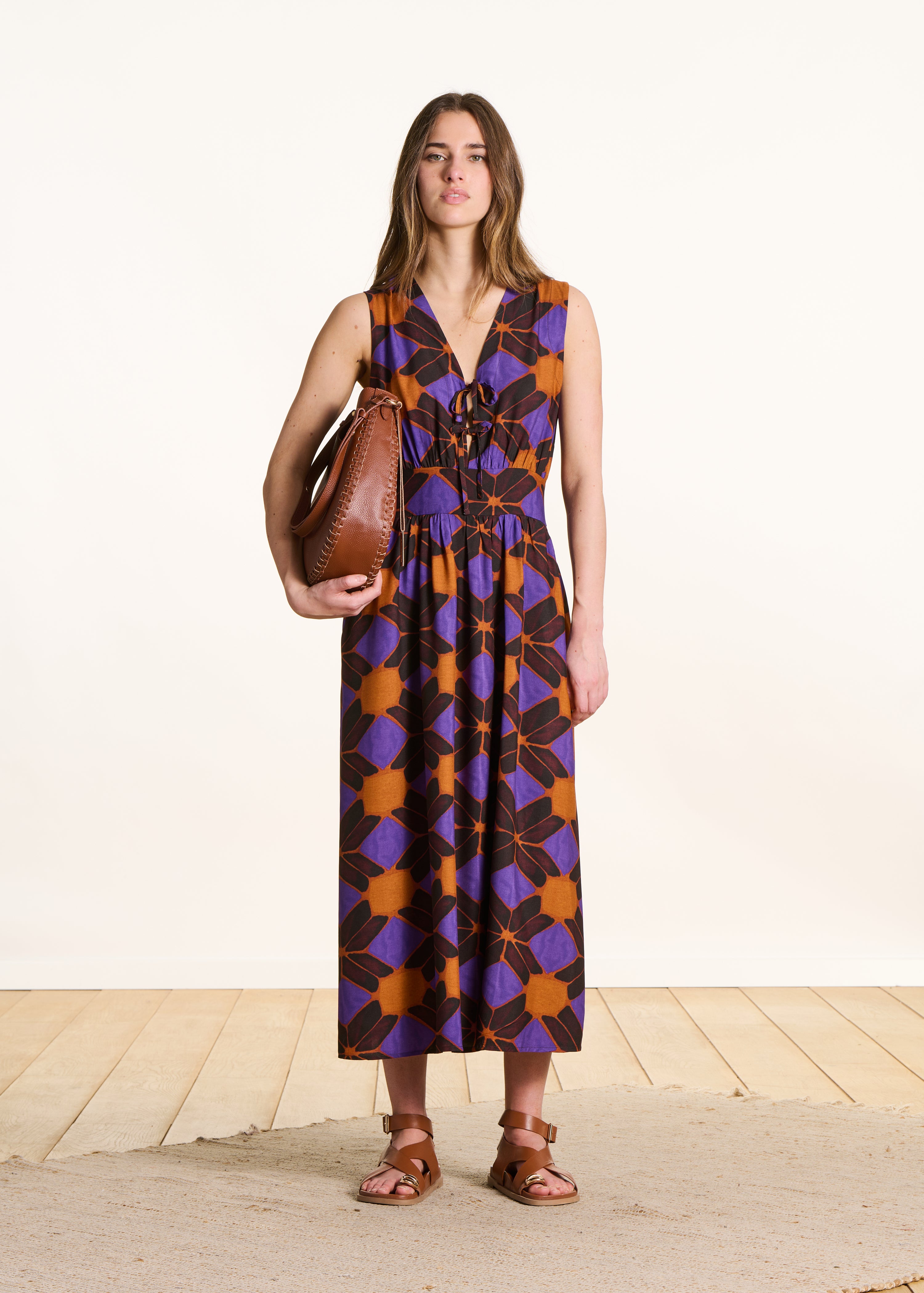Mouwloze lange jurk met oranje en paarse print