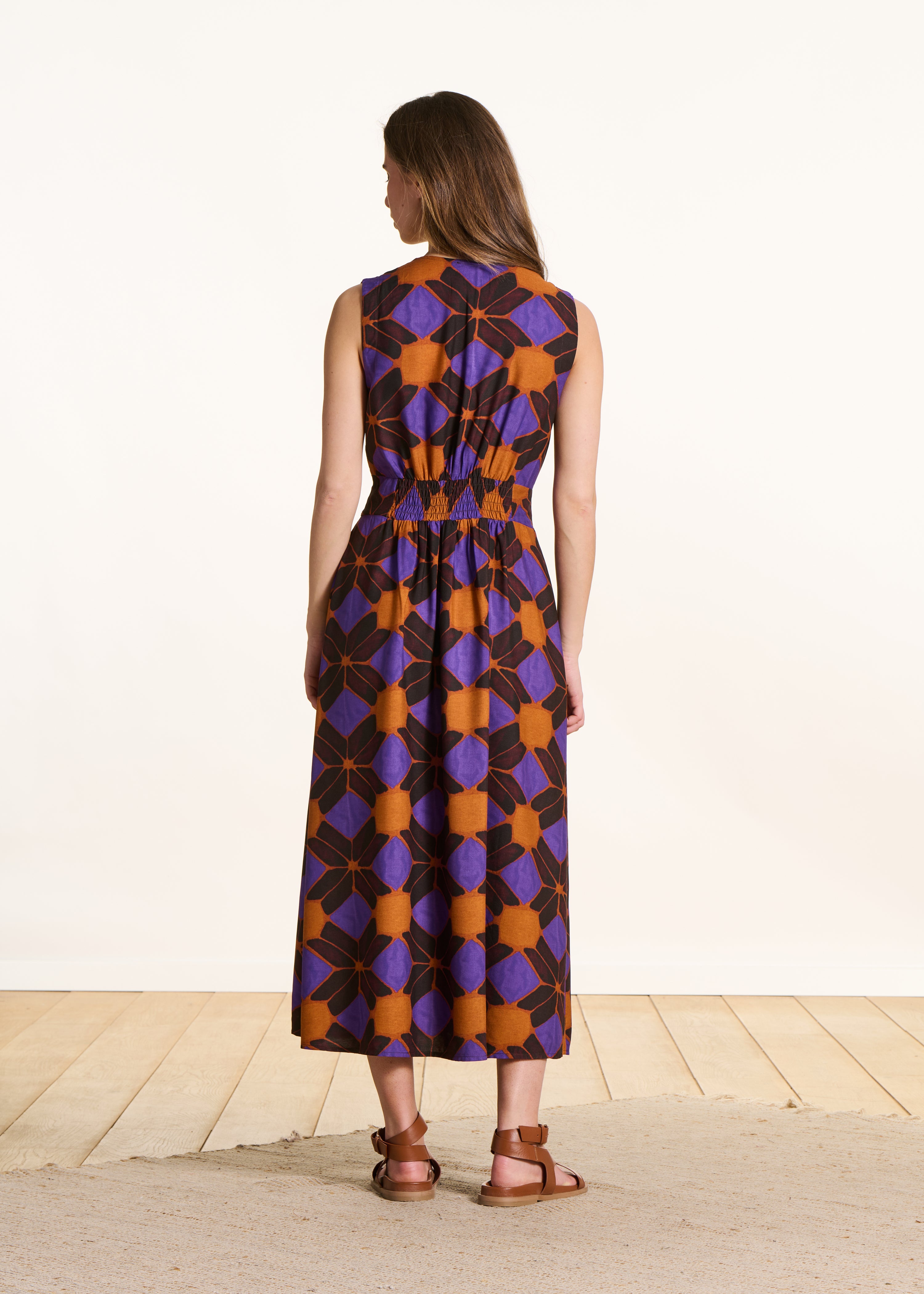 Mouwloze lange jurk met oranje en paarse print