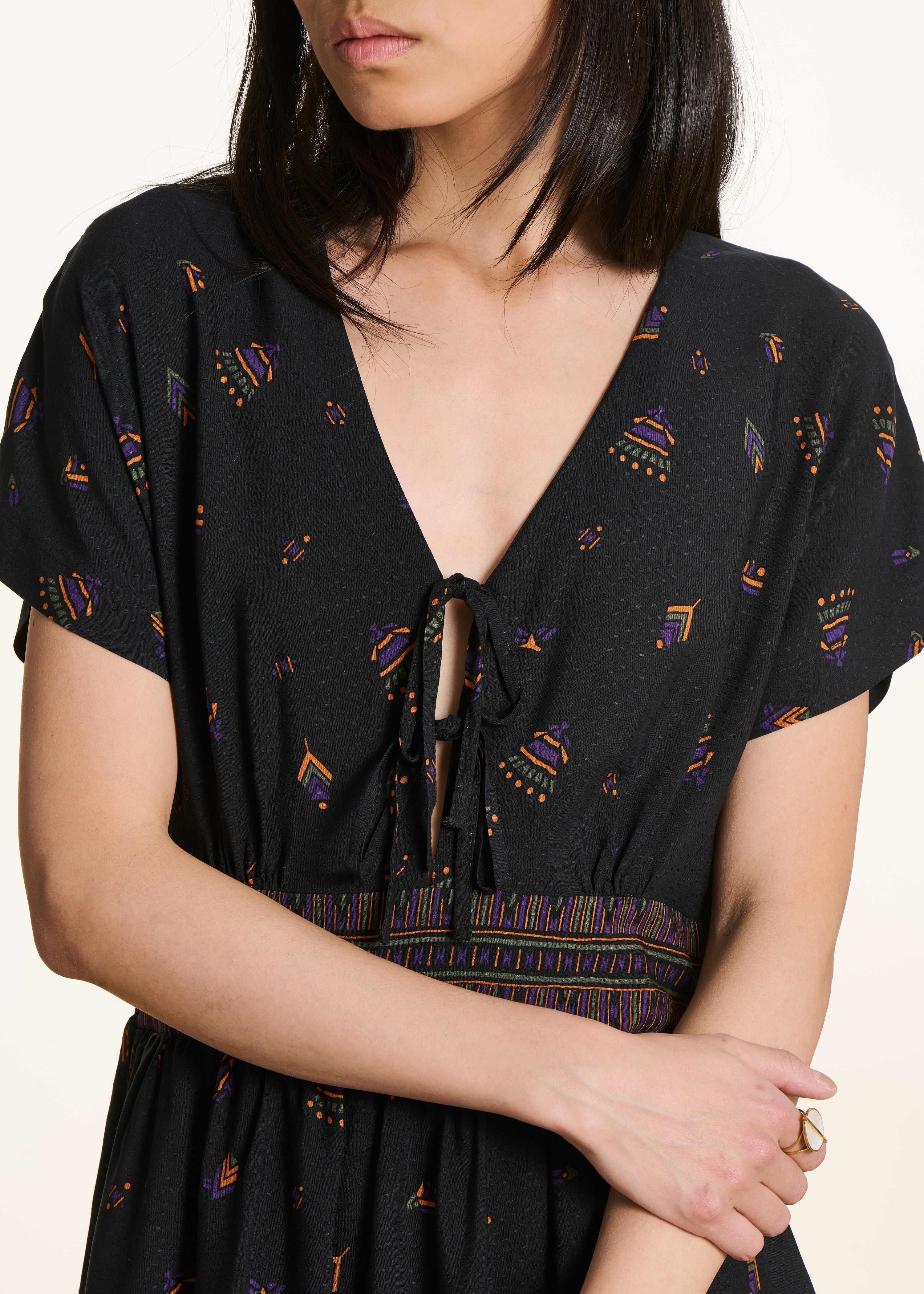 Robe longue noire à imprimé col V