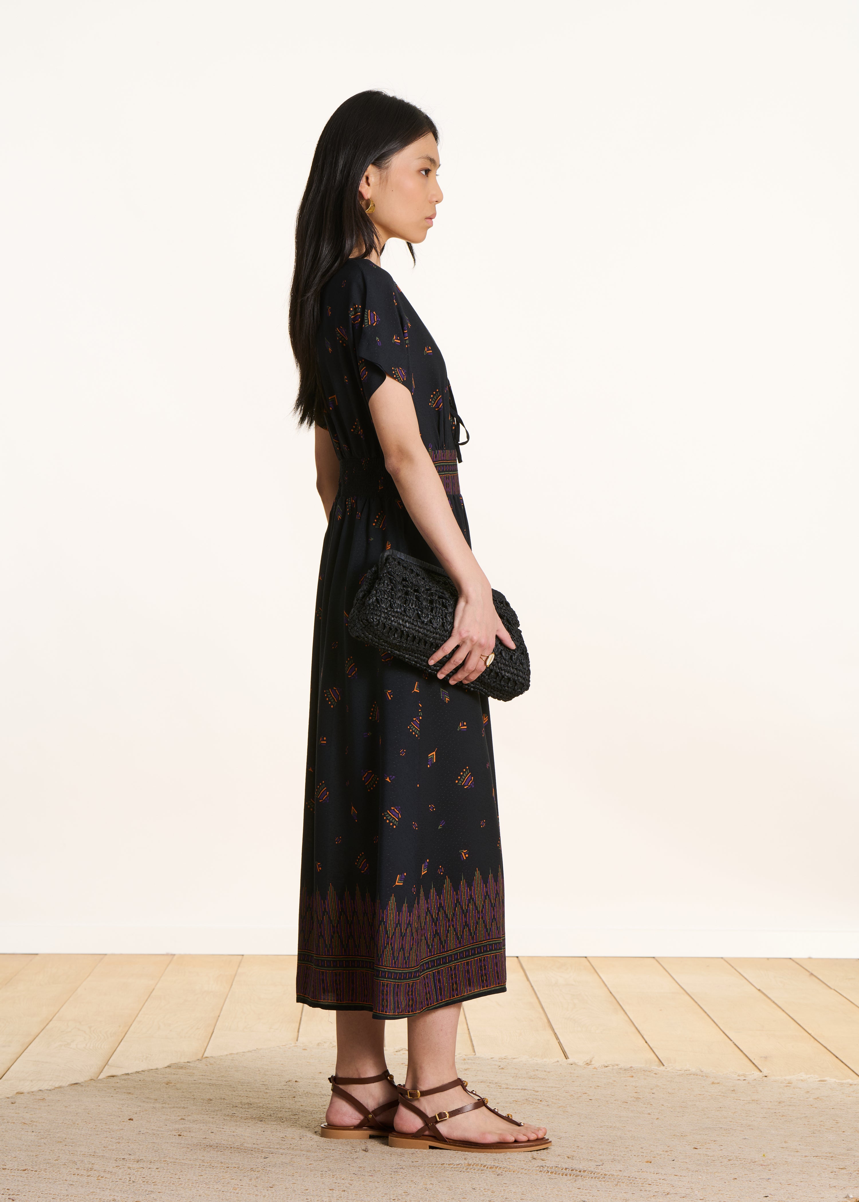 Robe longue noire à imprimé col V