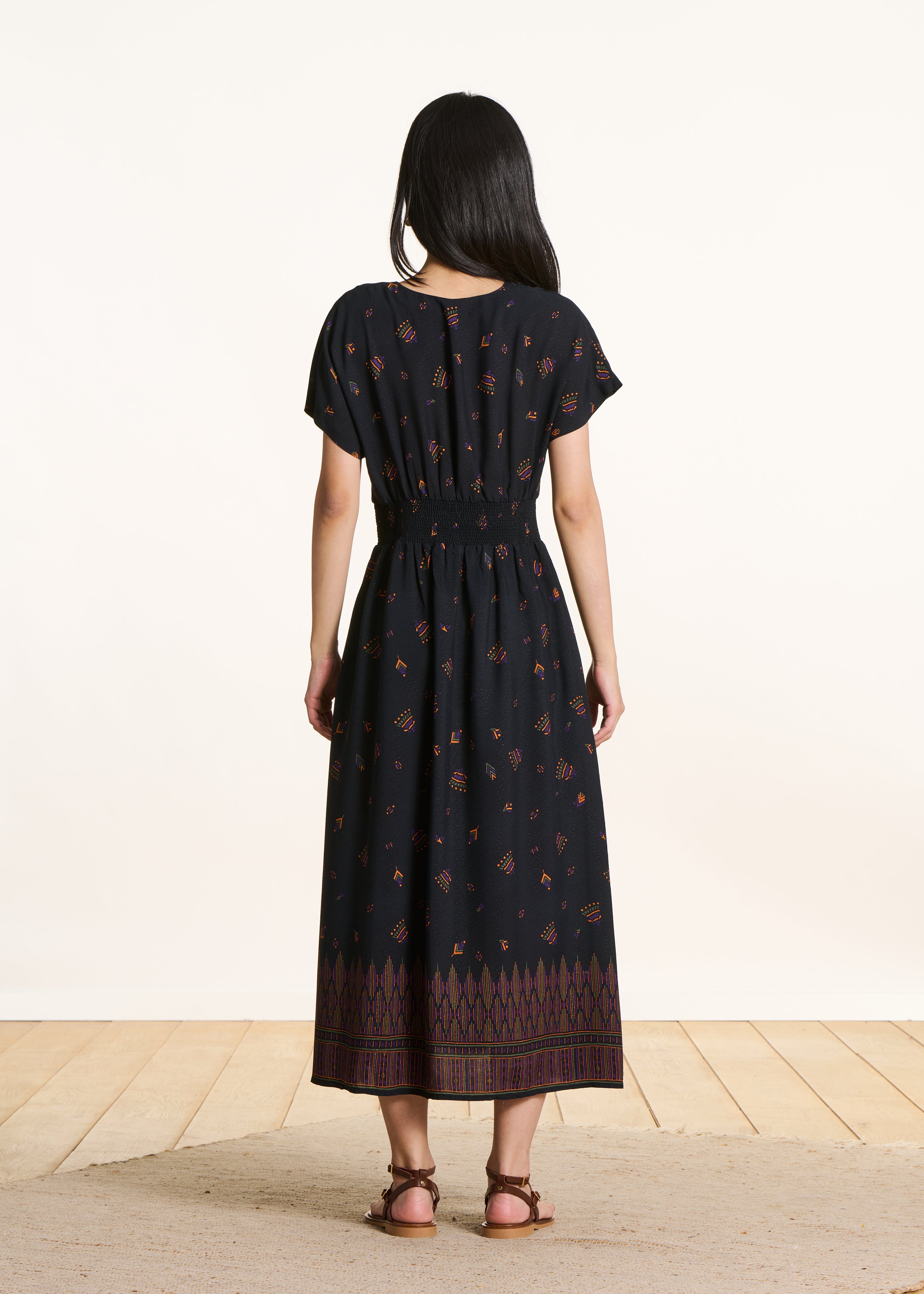 Robe longue noire à imprimé col V