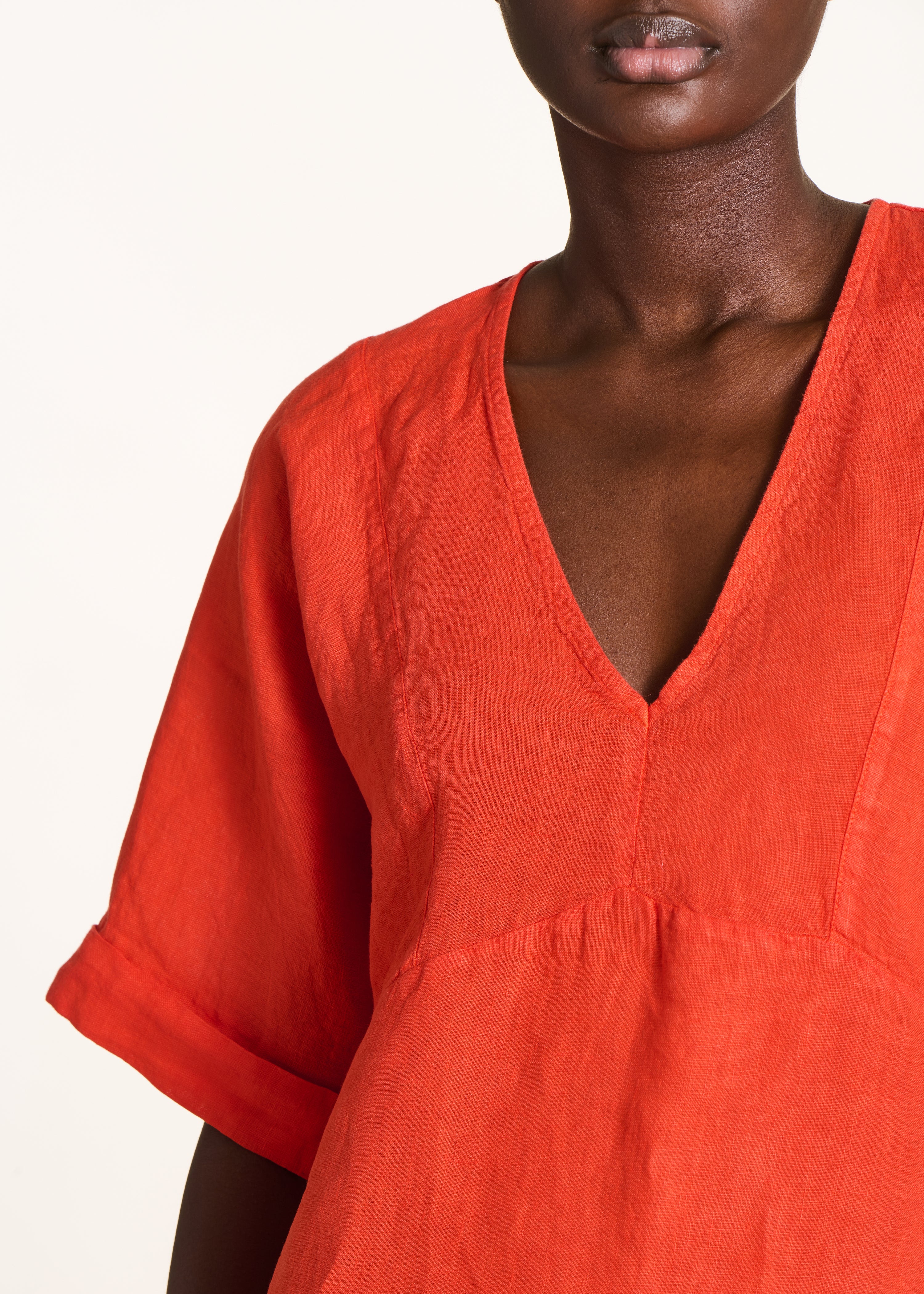 Weites kurzes Kleid aus Leinen in Orange mit V-Ausschnitt