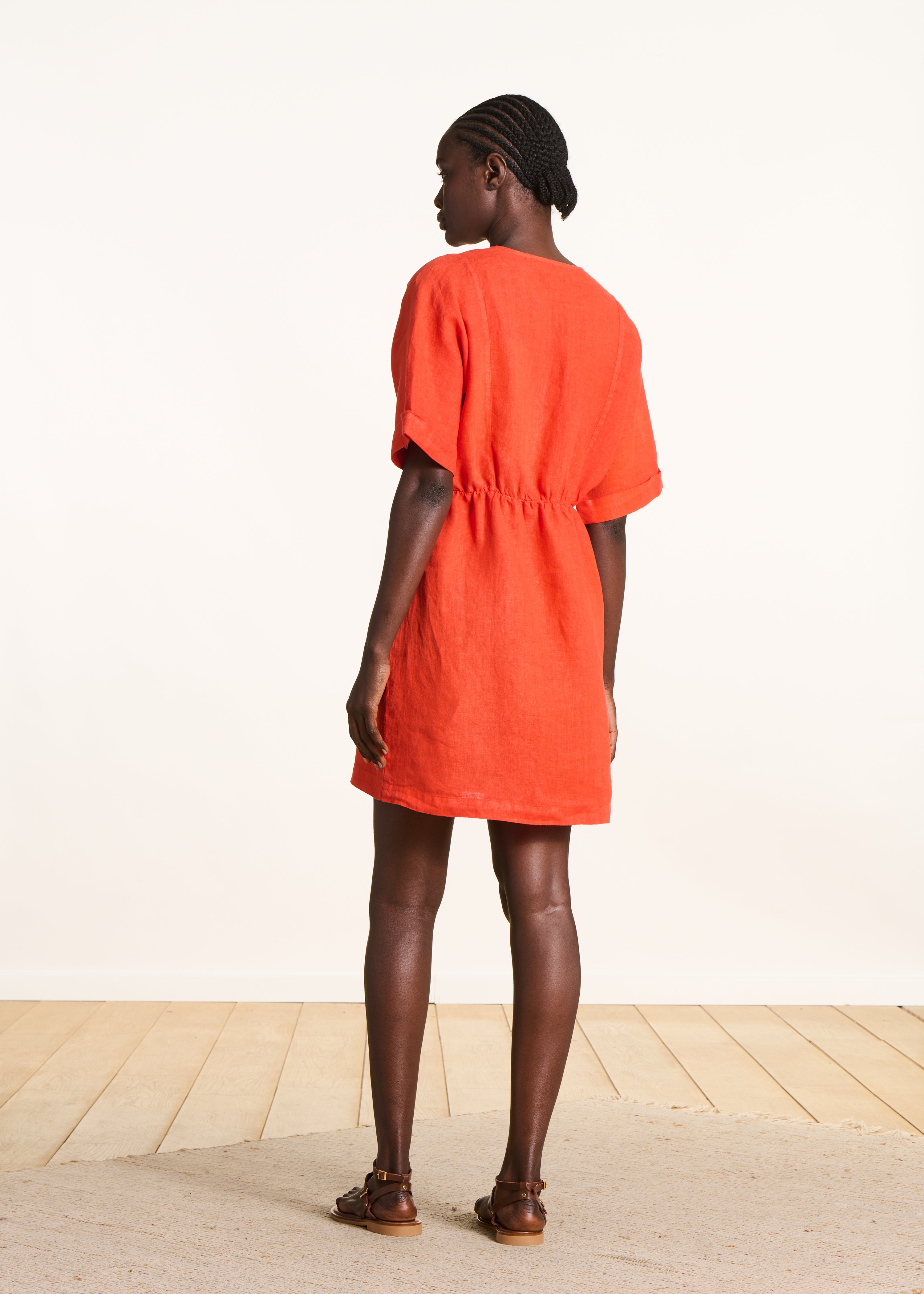 Weites kurzes Kleid aus Leinen in Orange mit V-Ausschnitt