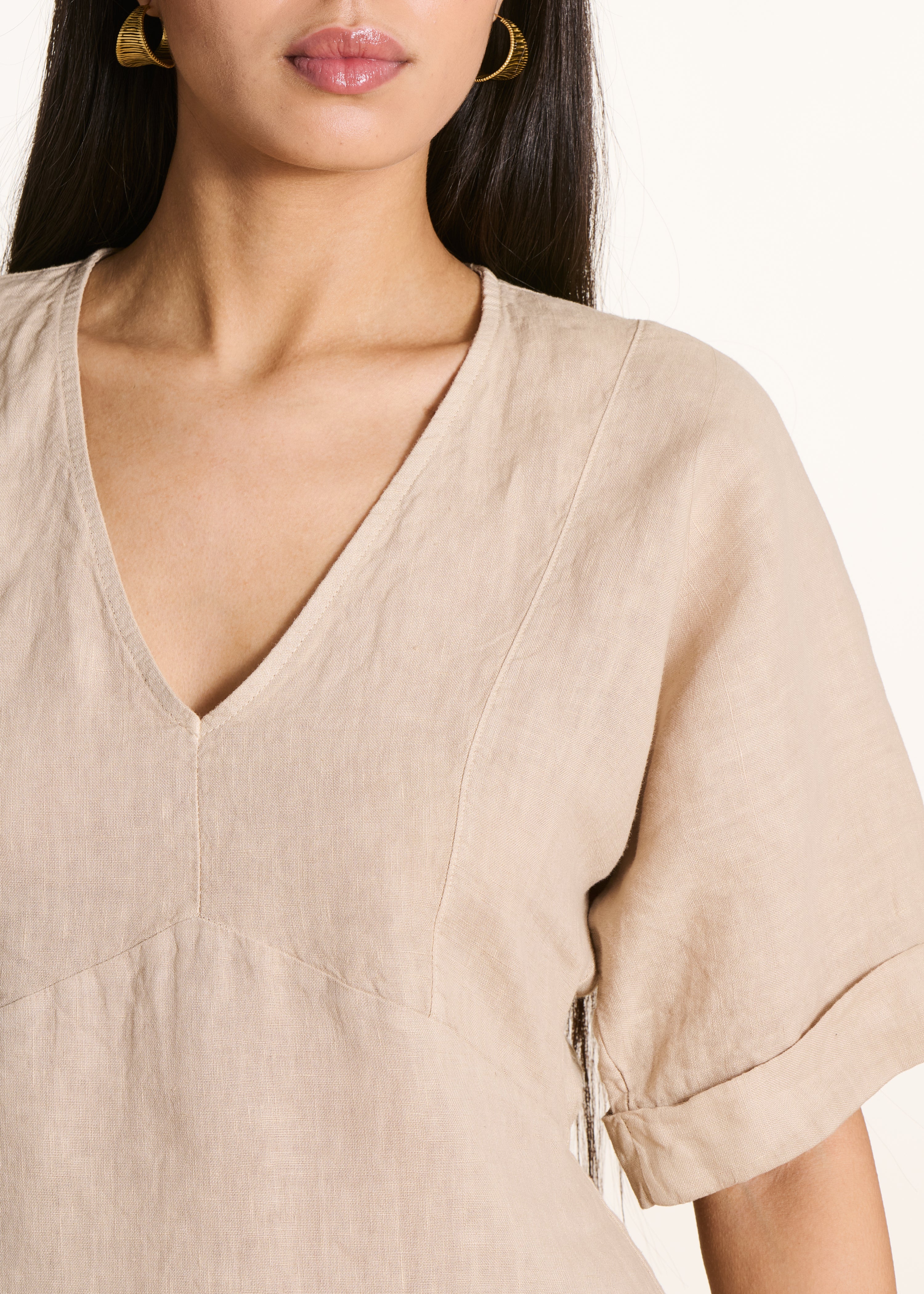 Robe courte ample beige en lin col V