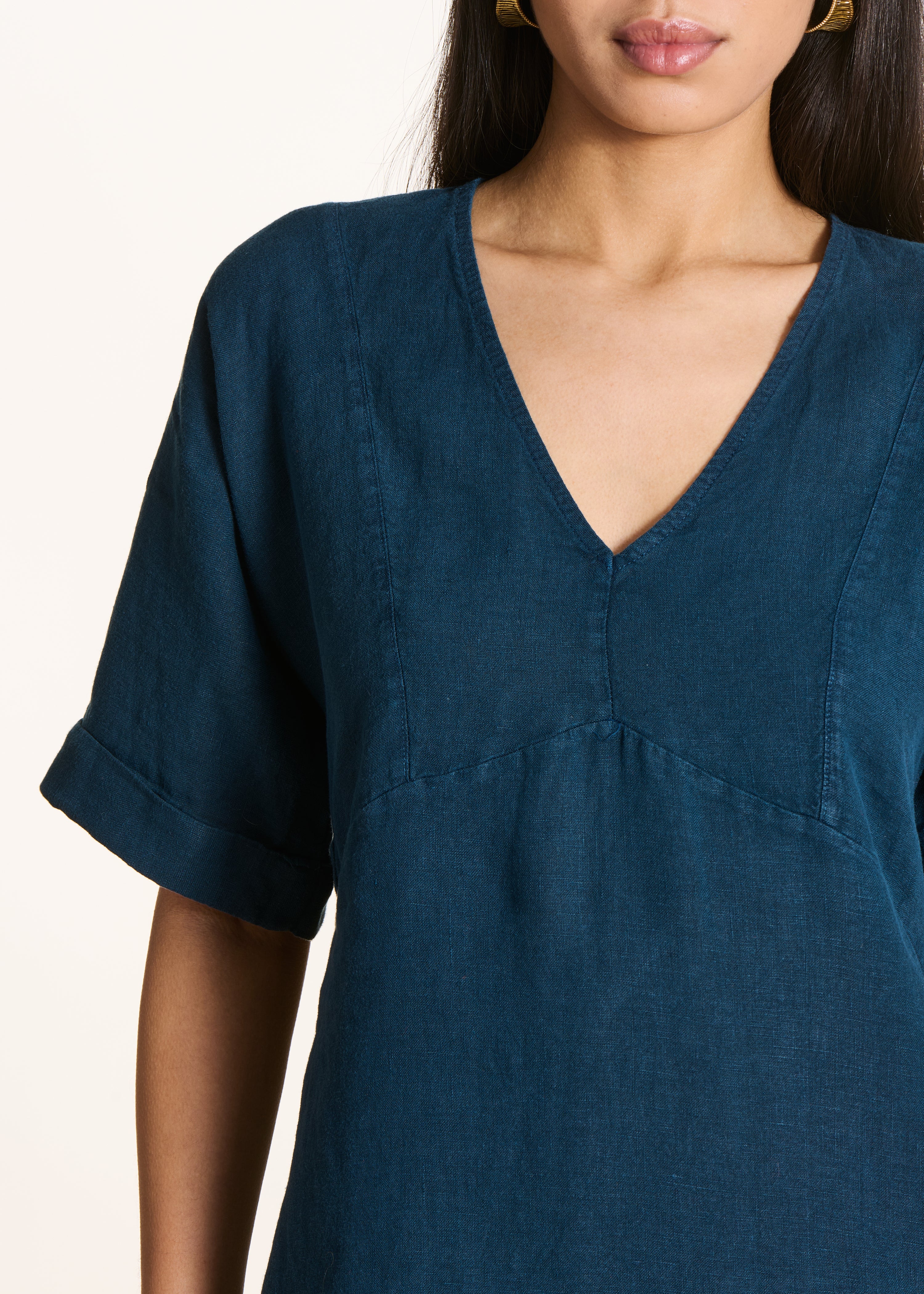 Robe courte ample bleu pétrole en lin col V