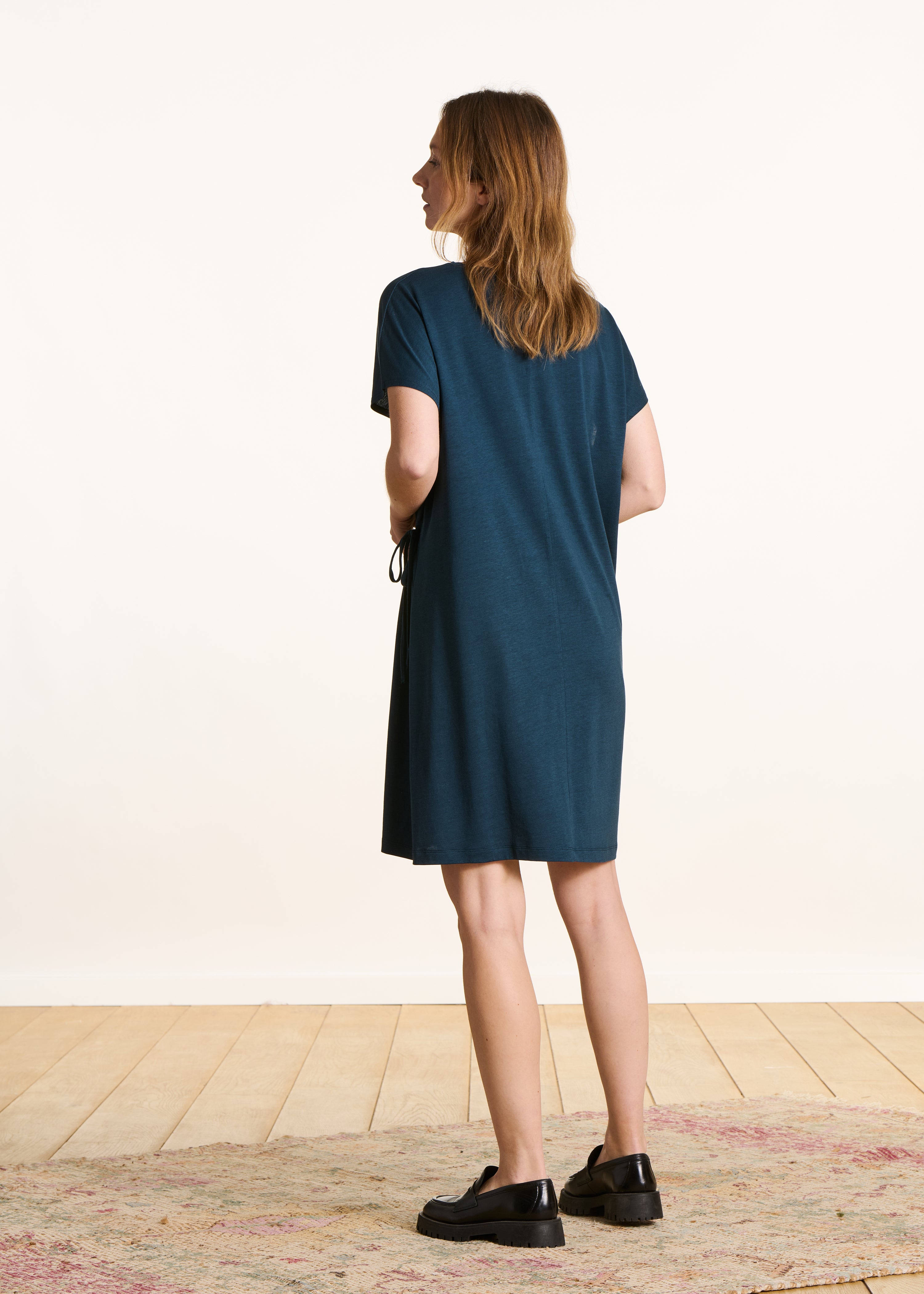 Vestido curto fluido verde petróleo com mangas curtas