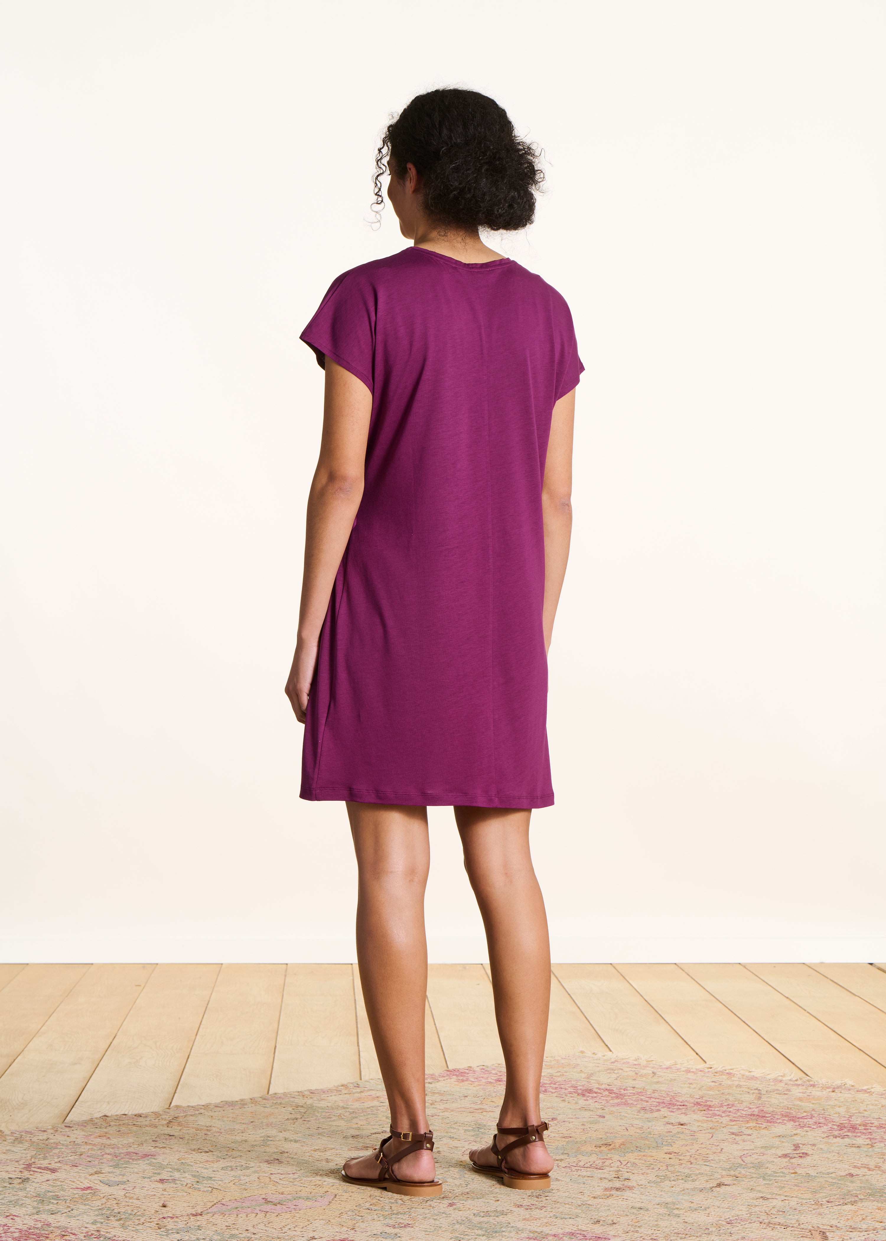 Purple short fluid dress with short sleeves