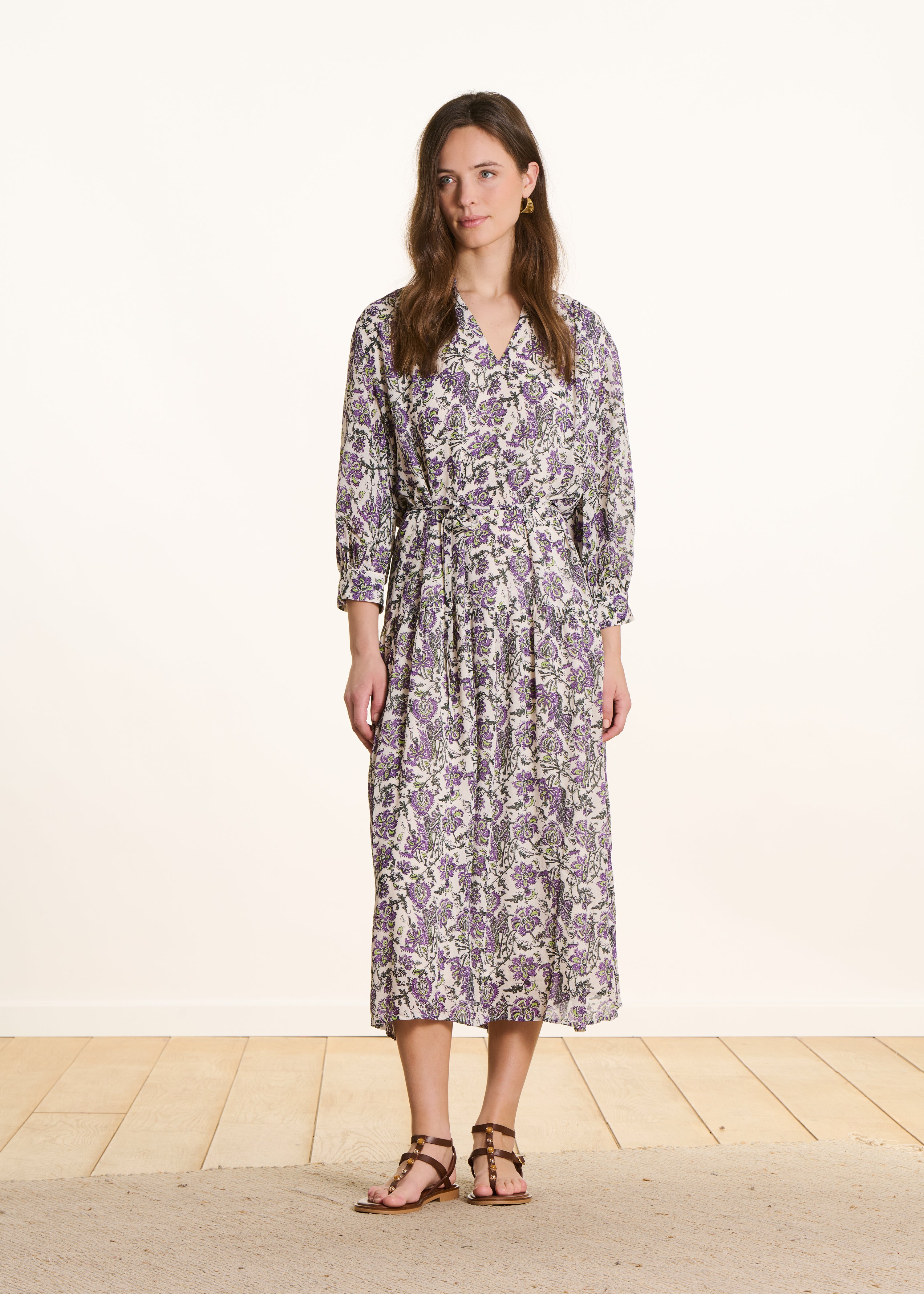 Abito lungo oversize viola con stampa floreale