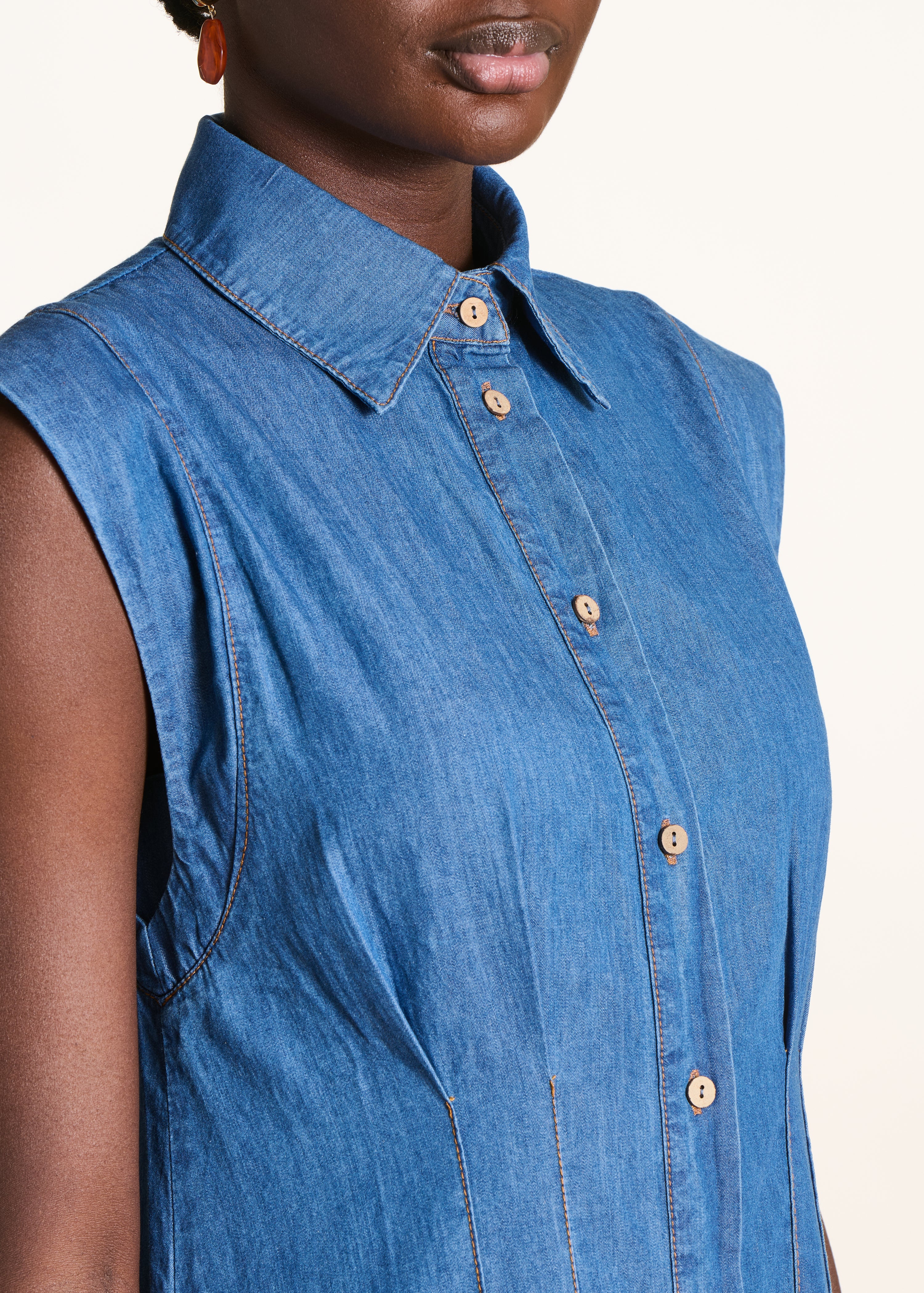 Robe chemise longue en jean souple cintrée
