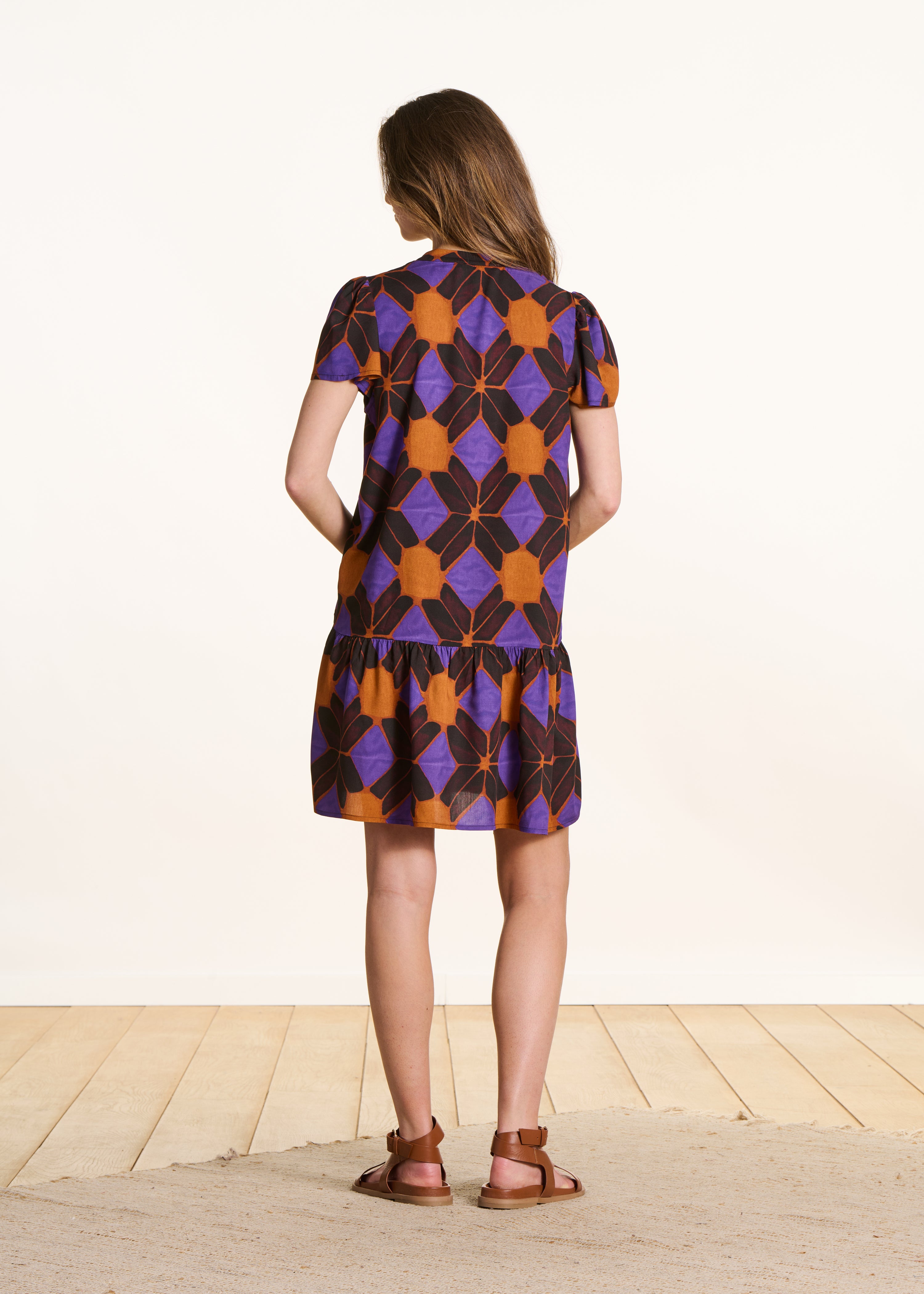 Short orange and purple dress with print and short sleeves