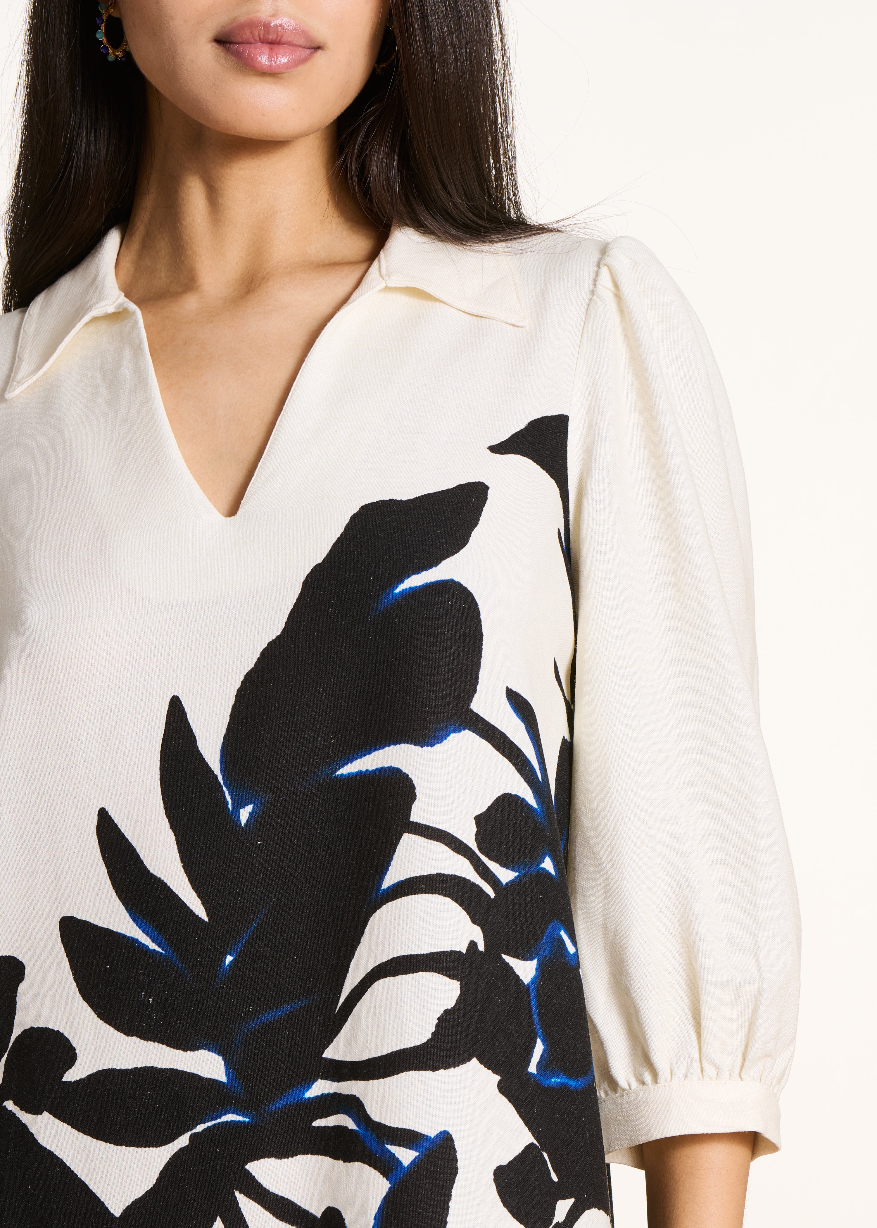 Robe courte droite écrue à imprimé noir fleuri