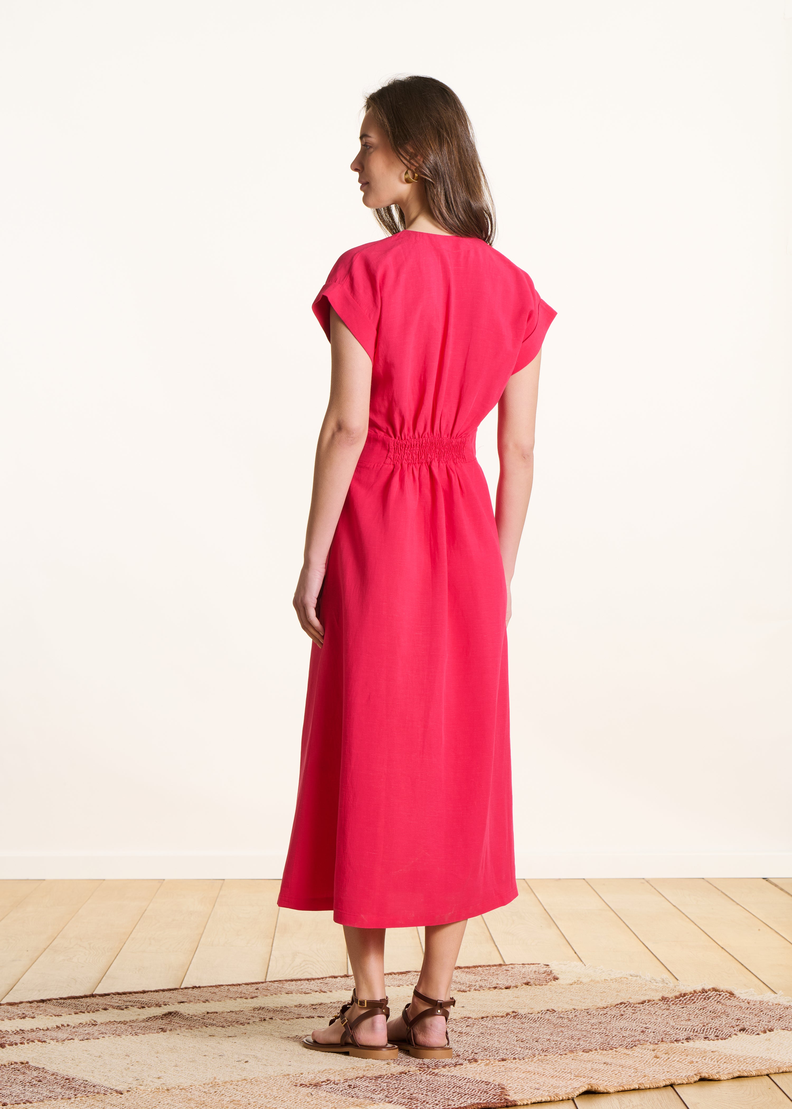 Abito lungo aderente rosa fucsia con scollo a incrocio in lino misto