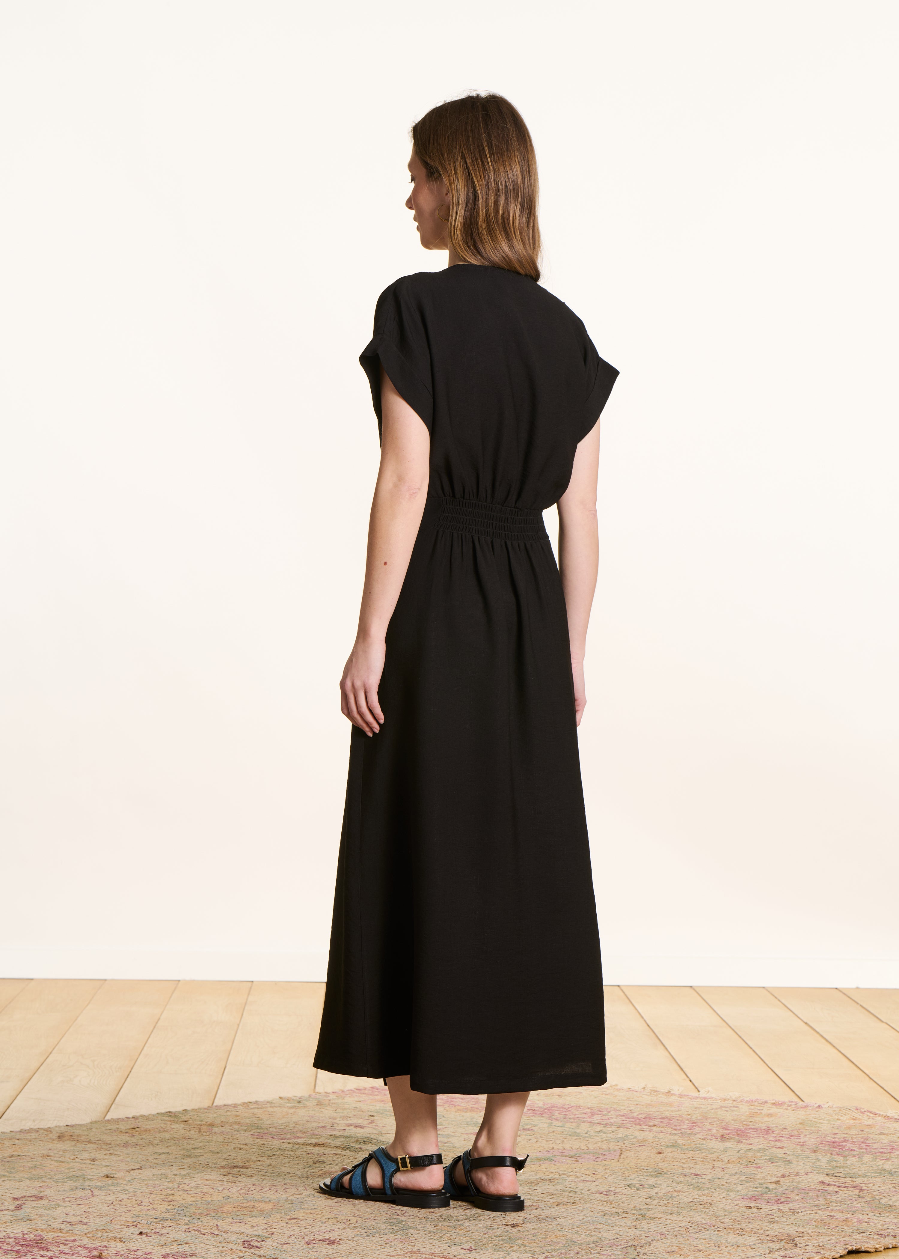 Vestido longo preto justo com decote cruzado