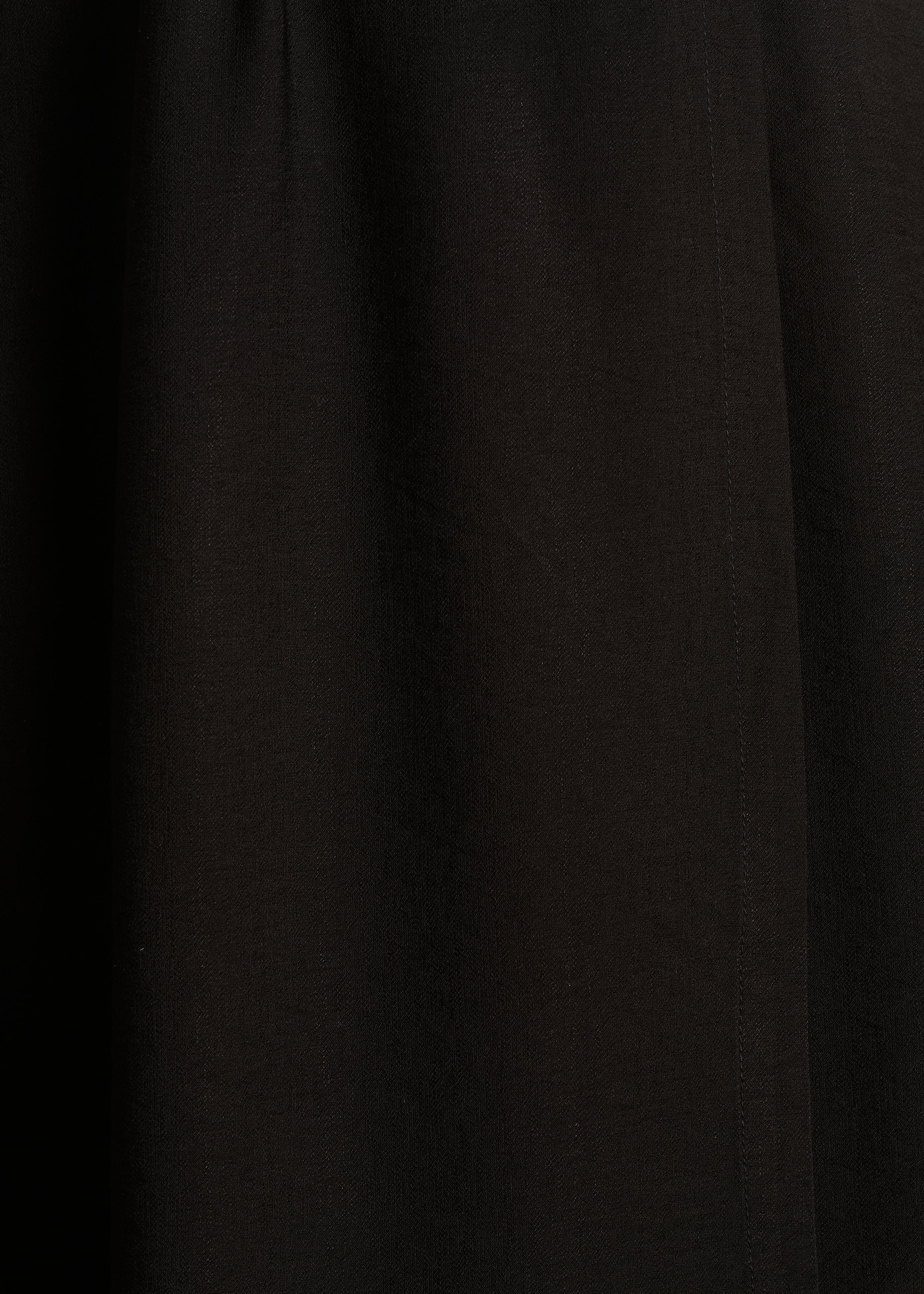Vestido longo preto justo com decote cruzado