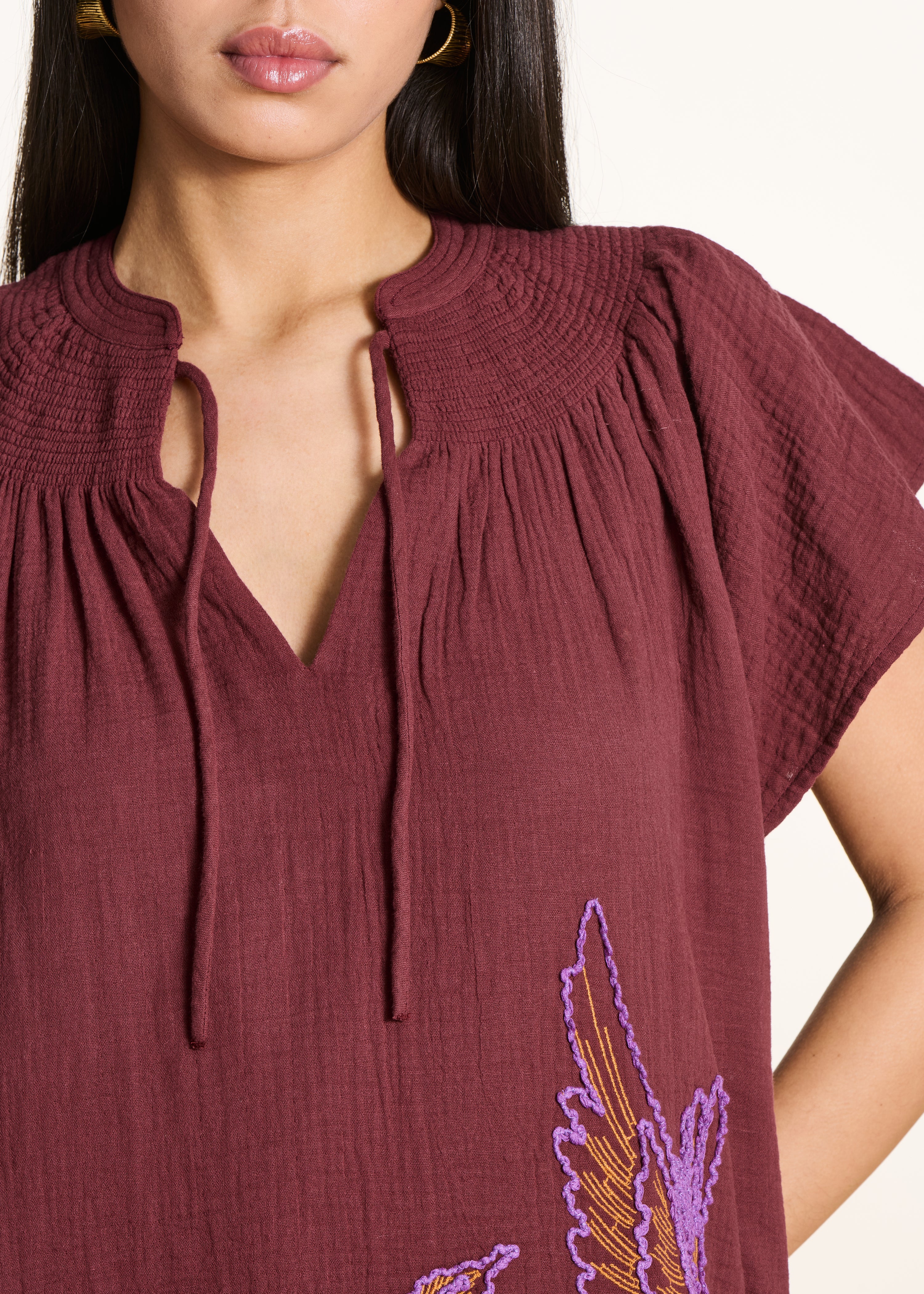 Robe courte en gaze de coton brodée marron col V