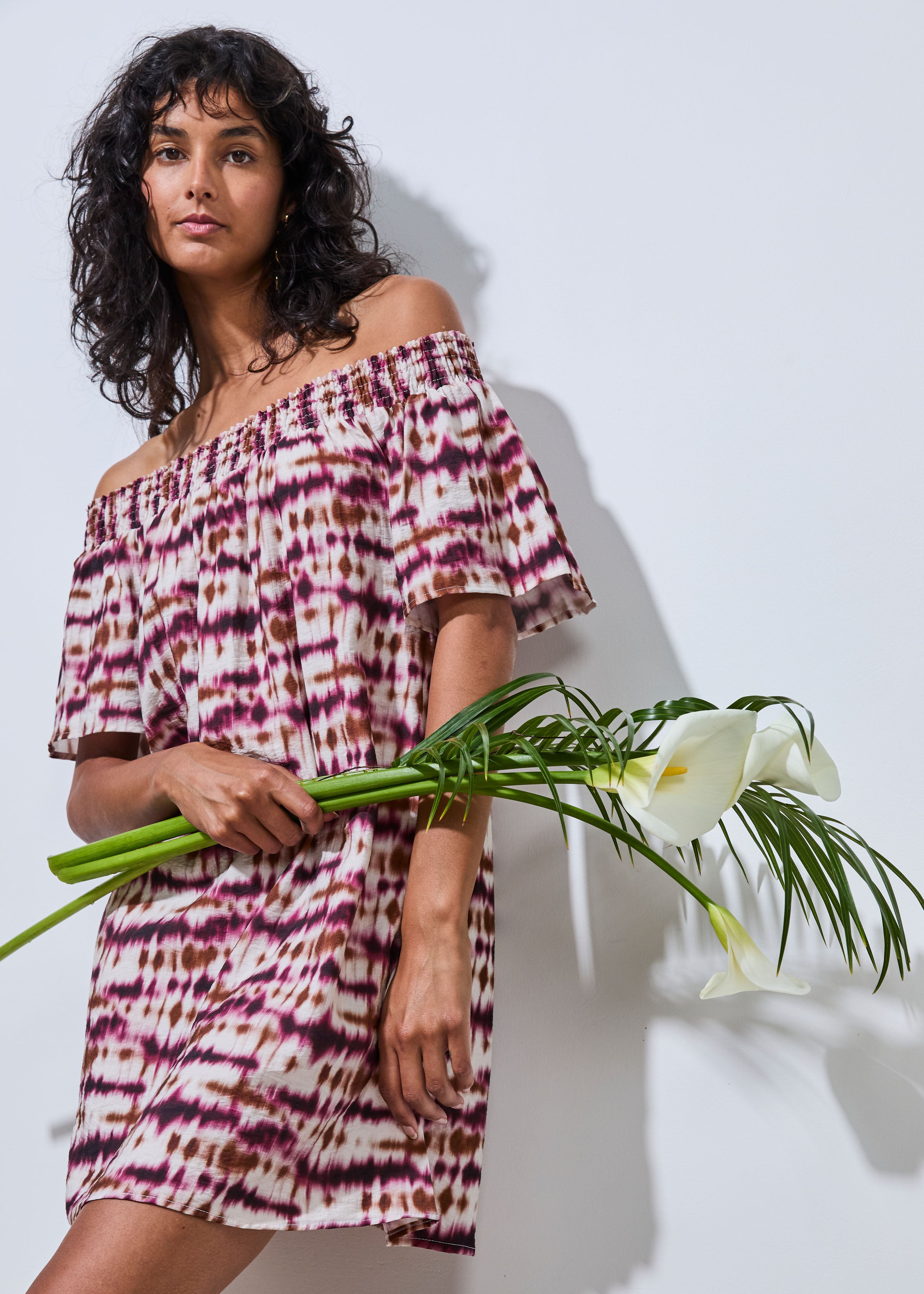 Short off-shoulder dress with burgundy tie & dye print