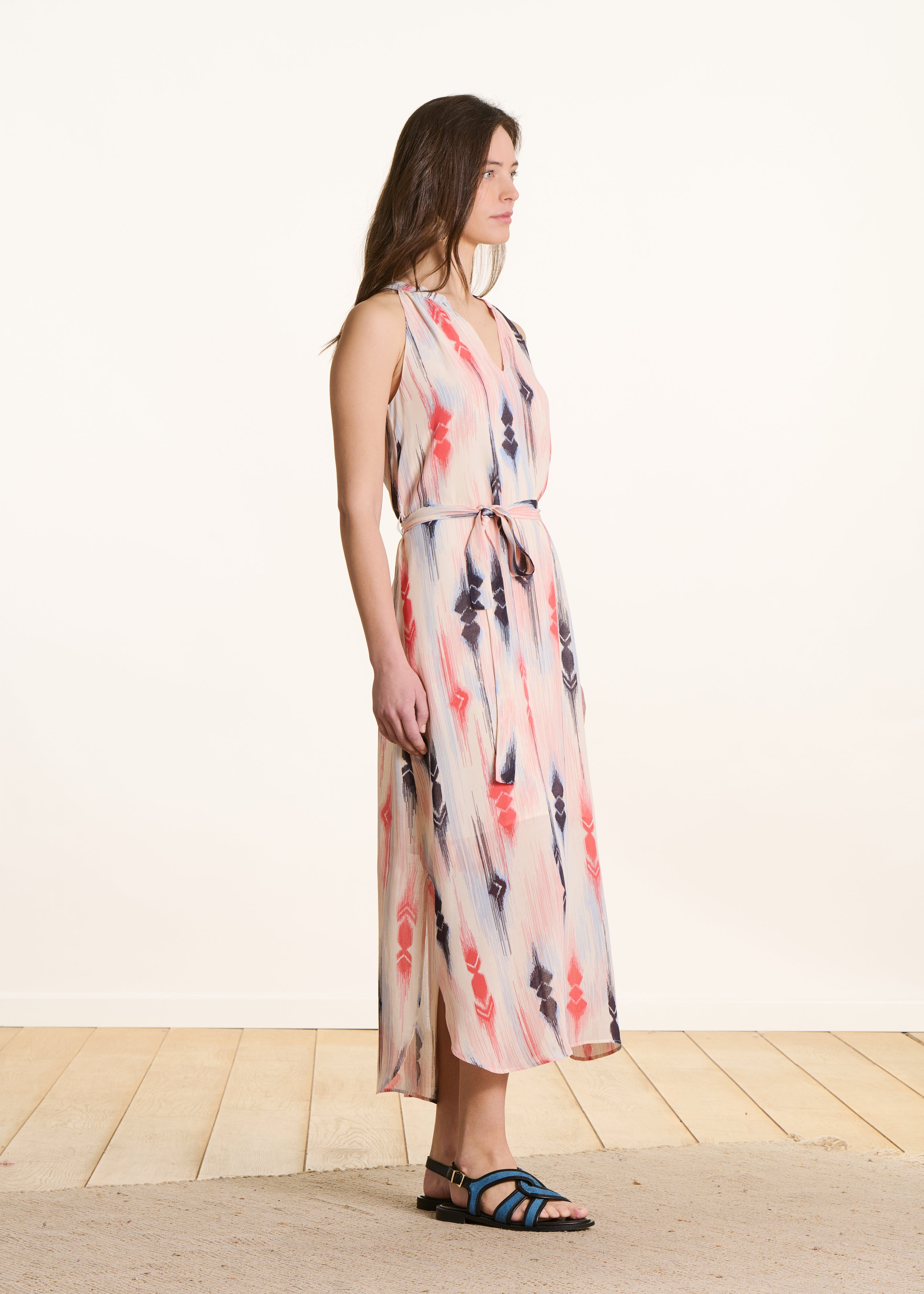 Sleeveless long dress with pink and blue print