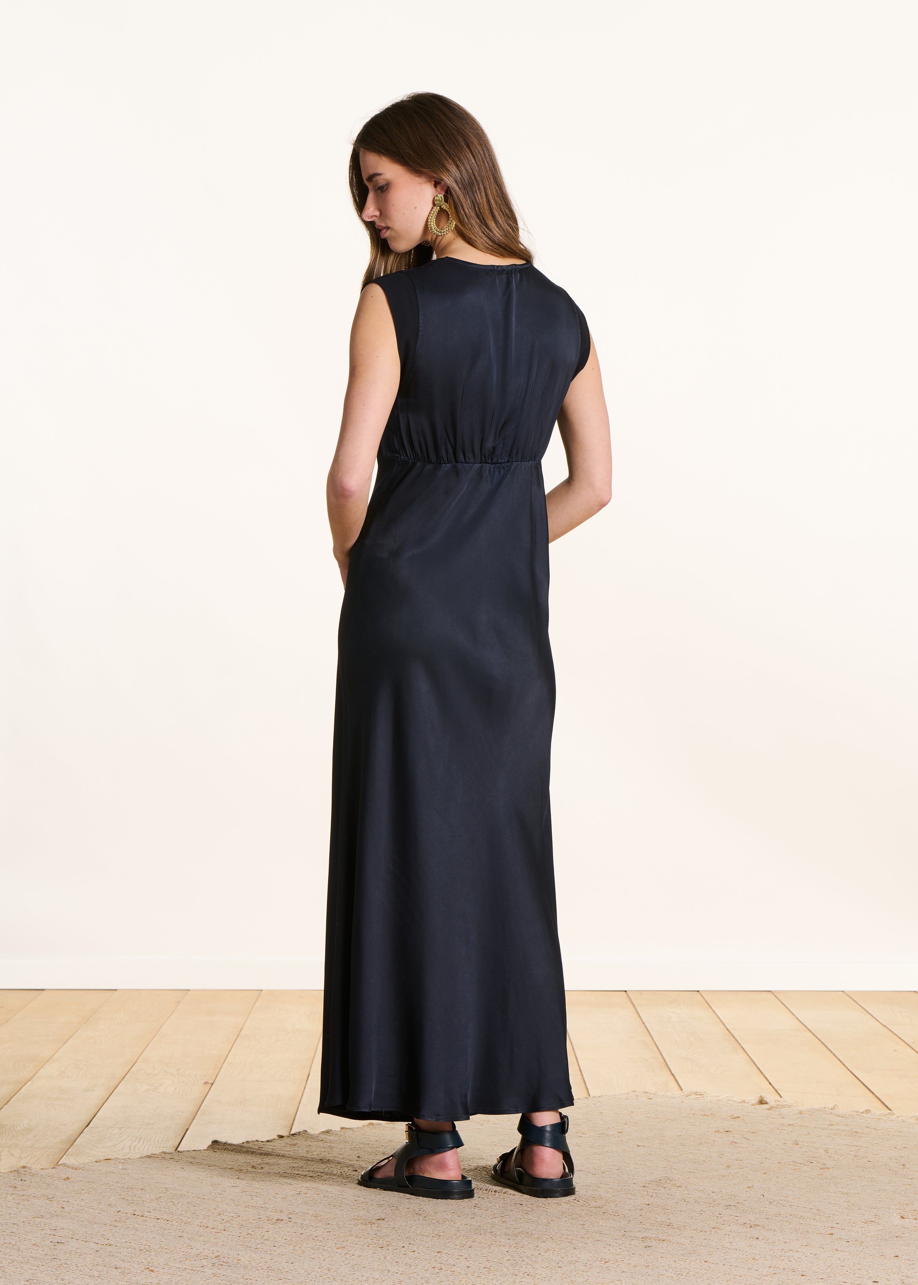 Robe longue fluide en satin bleu foncé sans manches