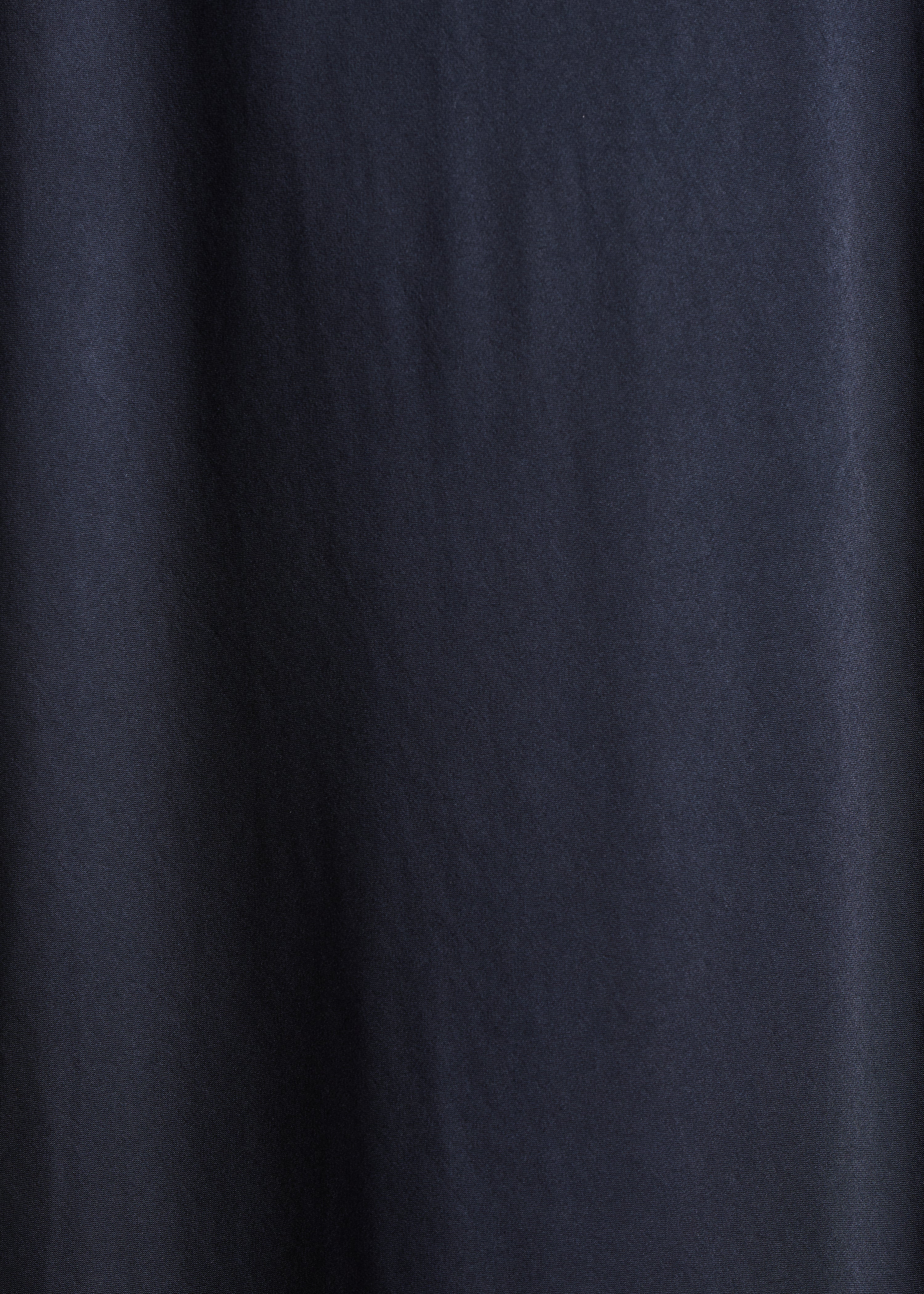Robe longue fluide en satin bleu foncé sans manches