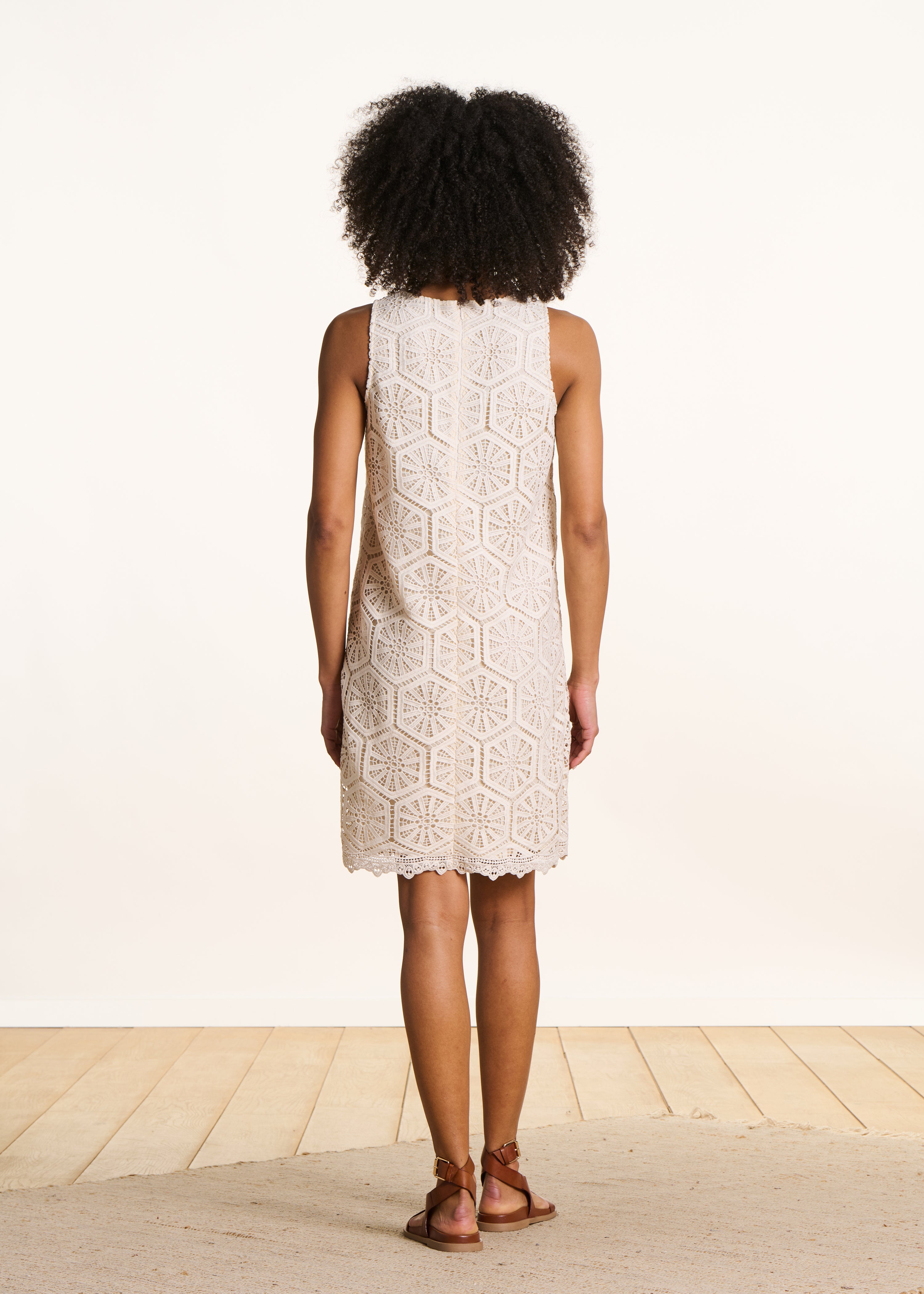 Vestido curto em renda cru sem mangas