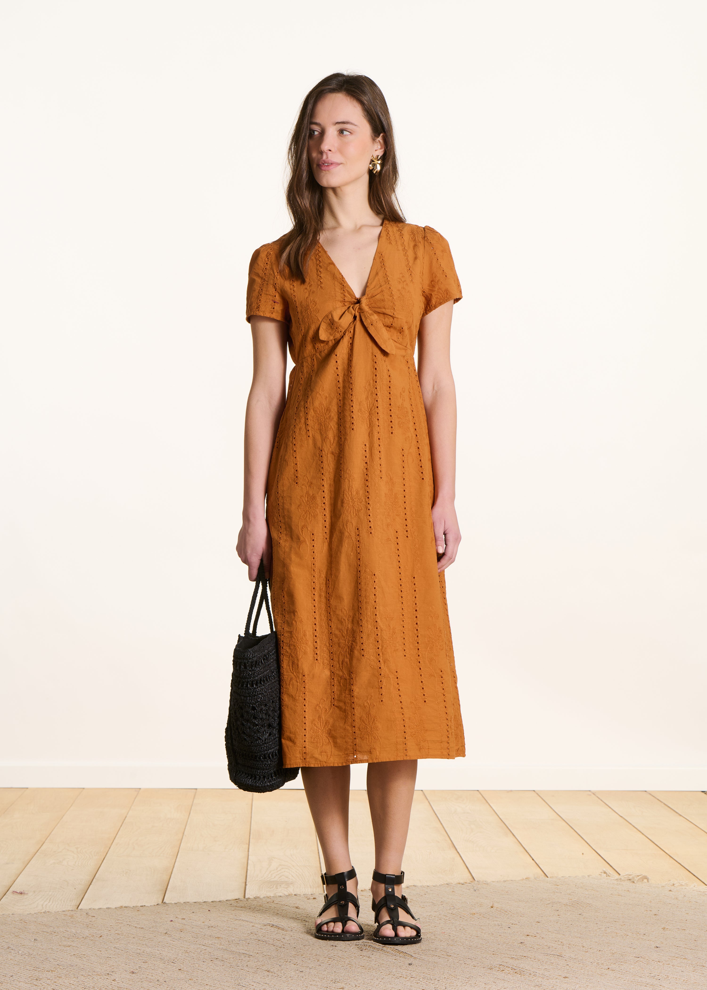 Robe midi ocre en broderie anglaise