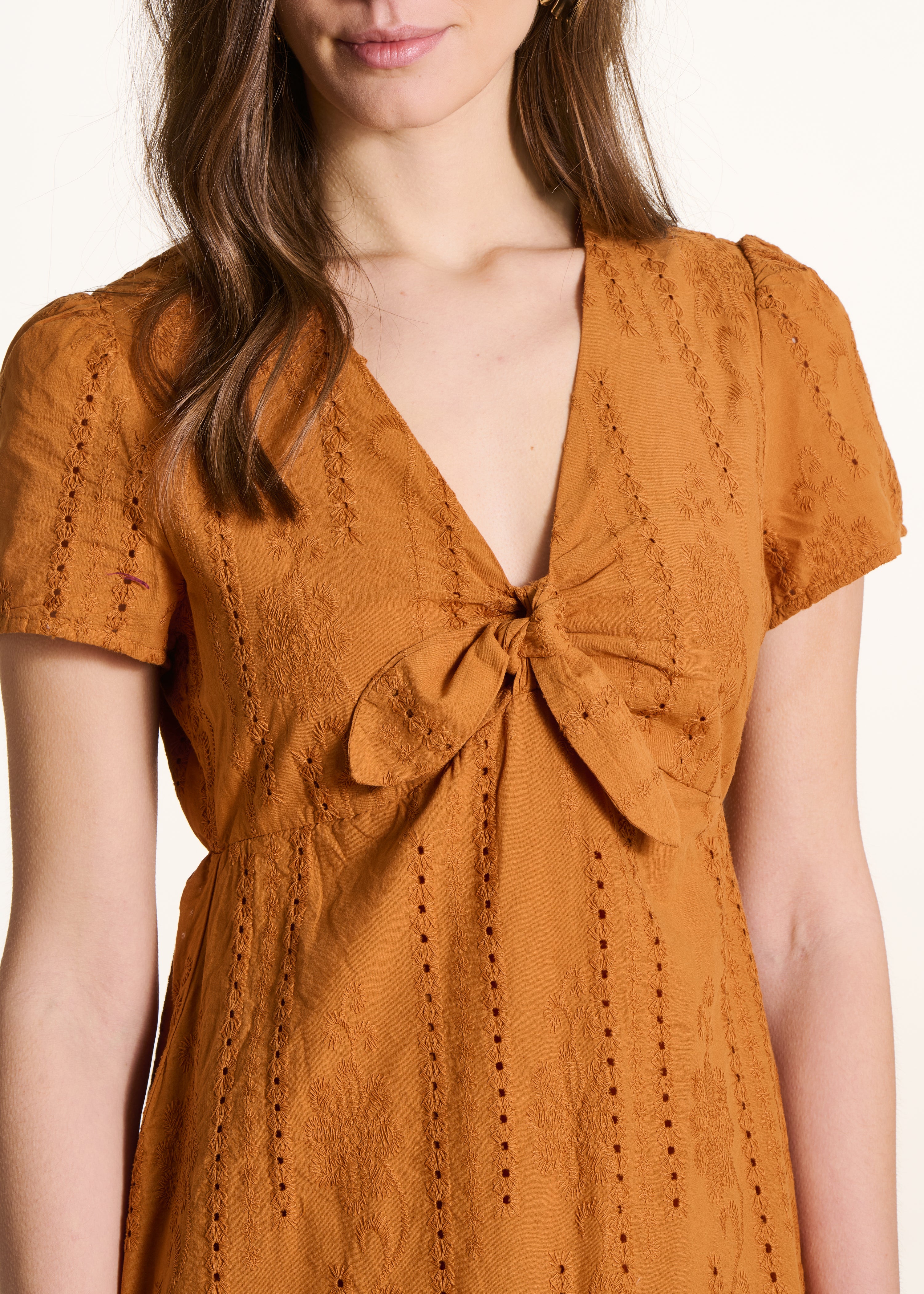 Robe midi ocre en broderie anglaise