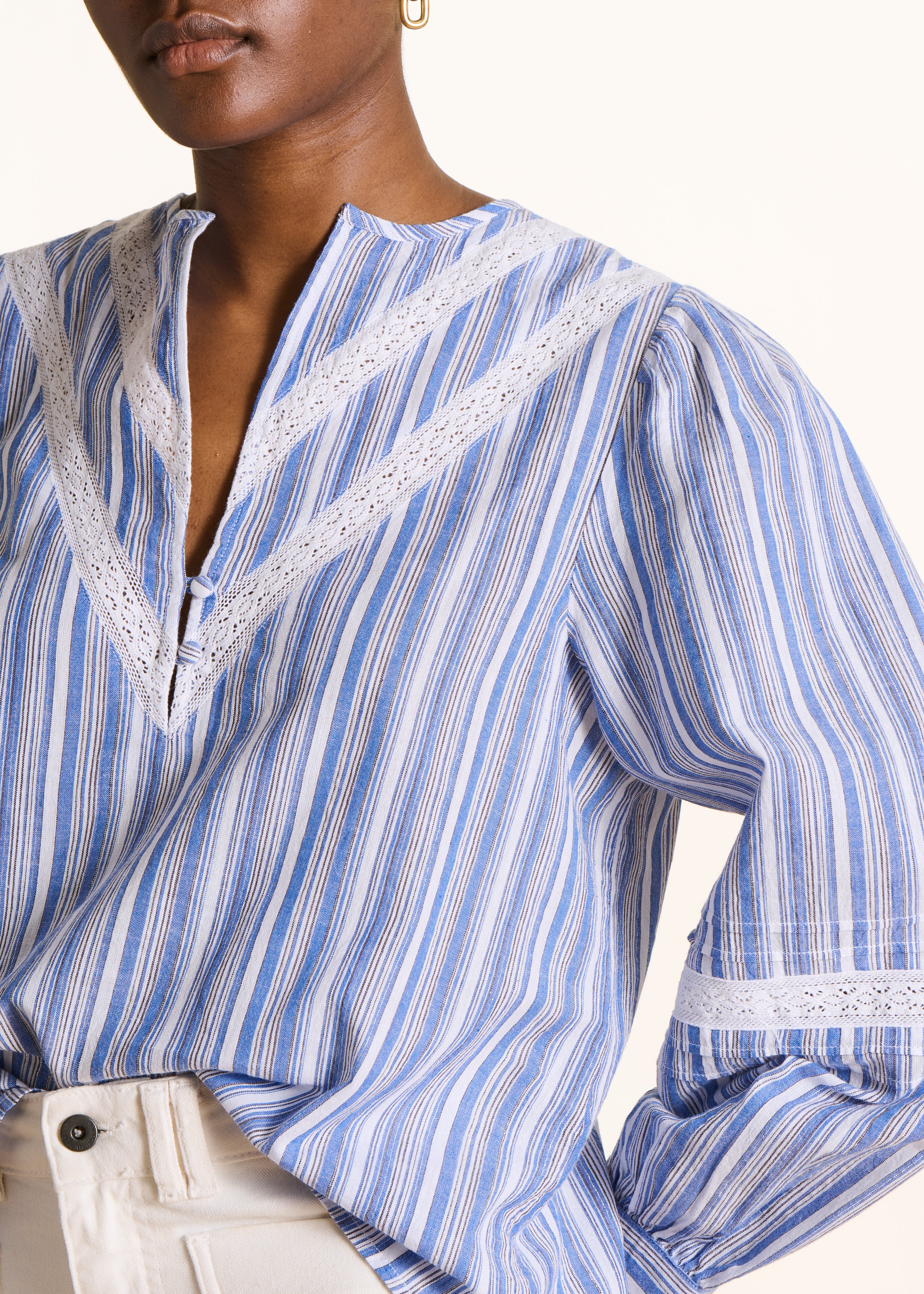 Blusa às riscas branco e azul em algodão biológico