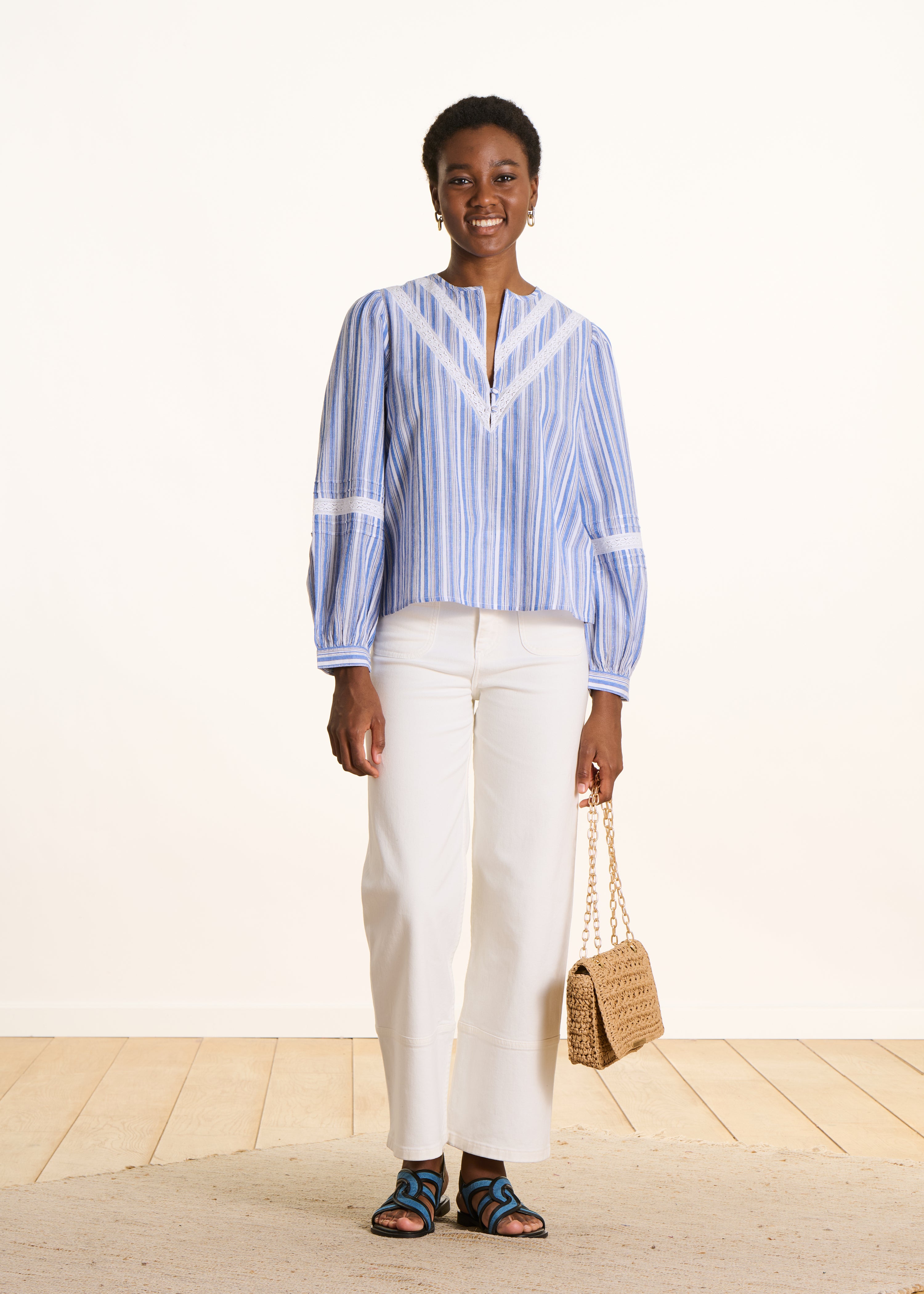 Blusa às riscas branco e azul em algodão biológico