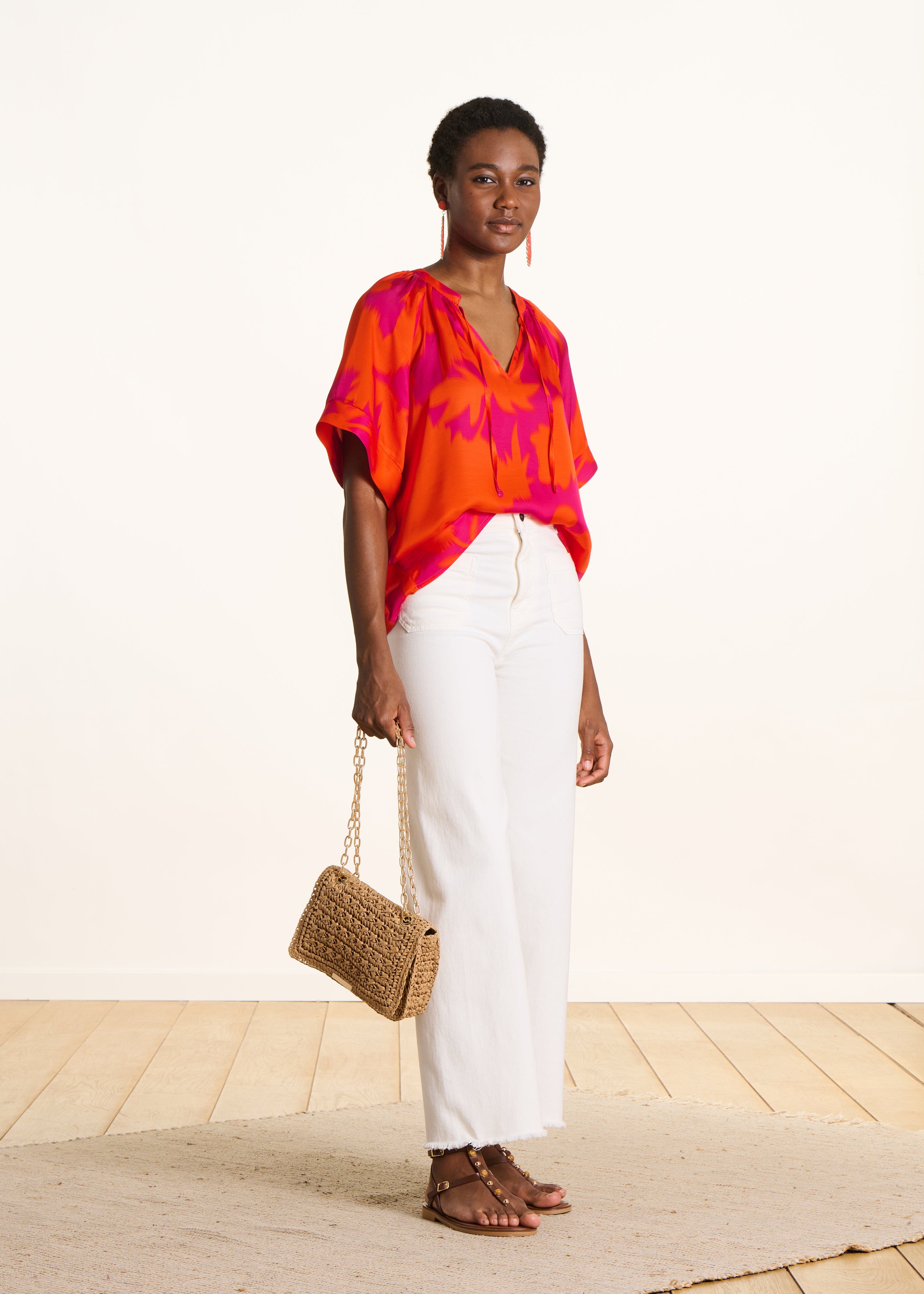 Top ampio in satin con stampa floreale rosa e arancione