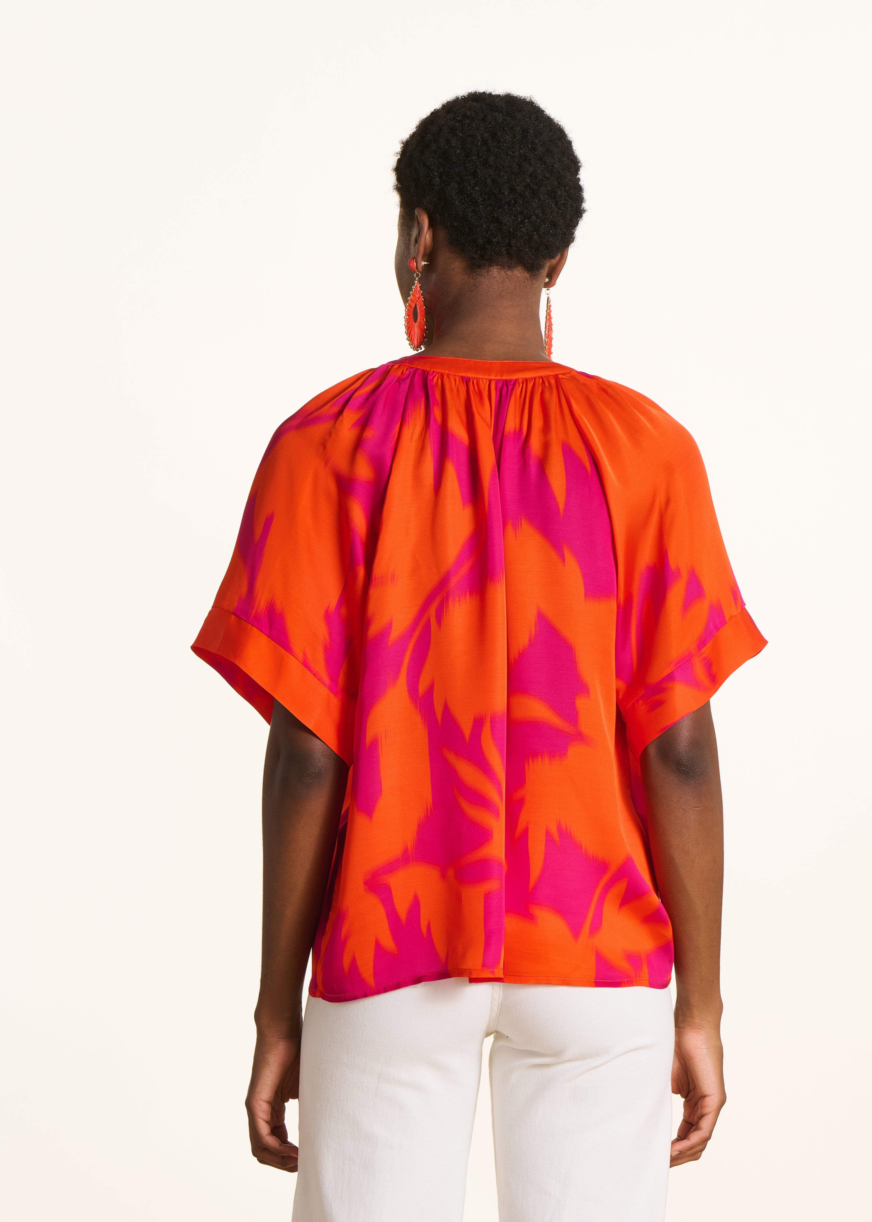 Top ampio in satin con stampa floreale rosa e arancione