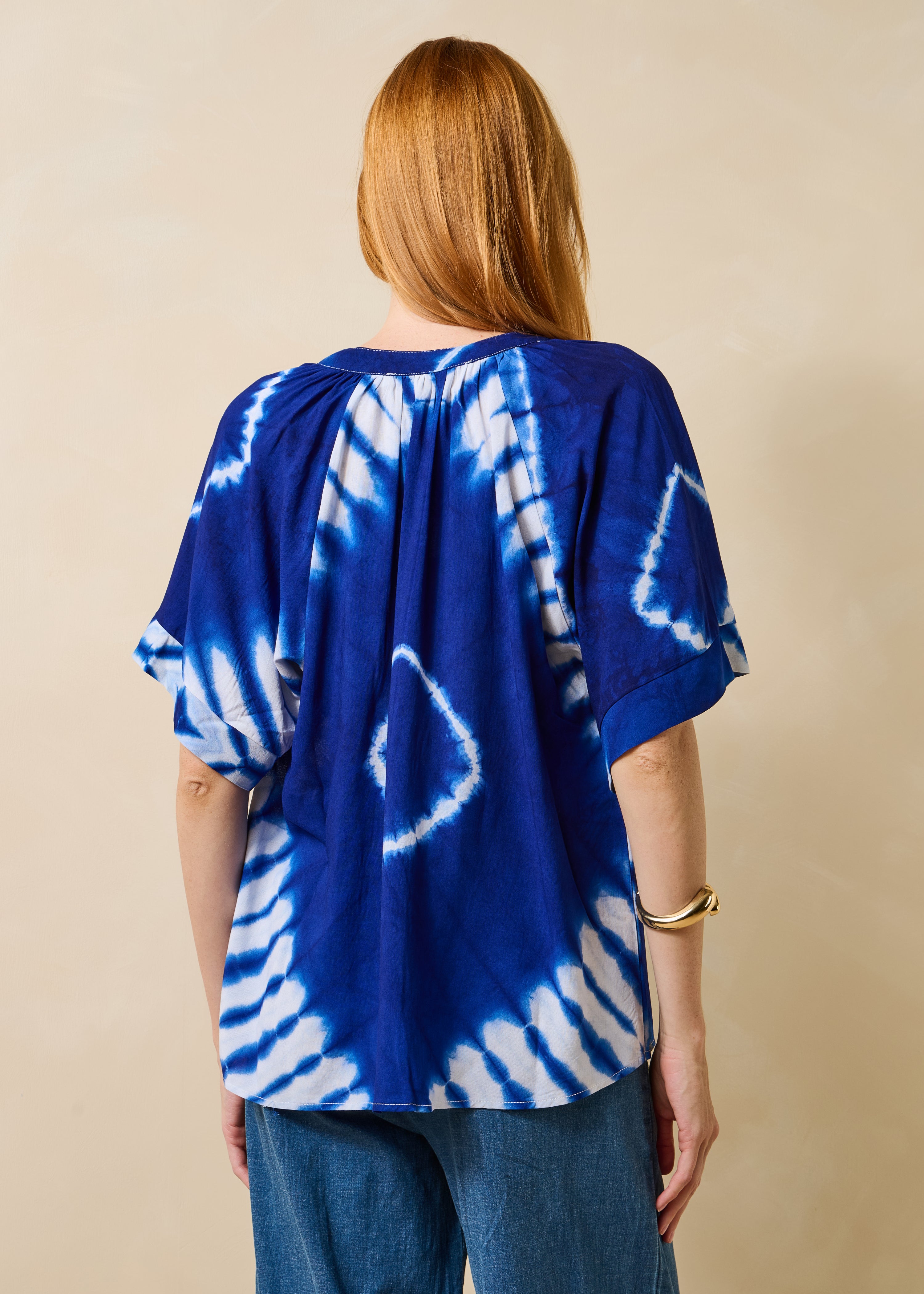 Top ampio blu con stampa e maniche corte