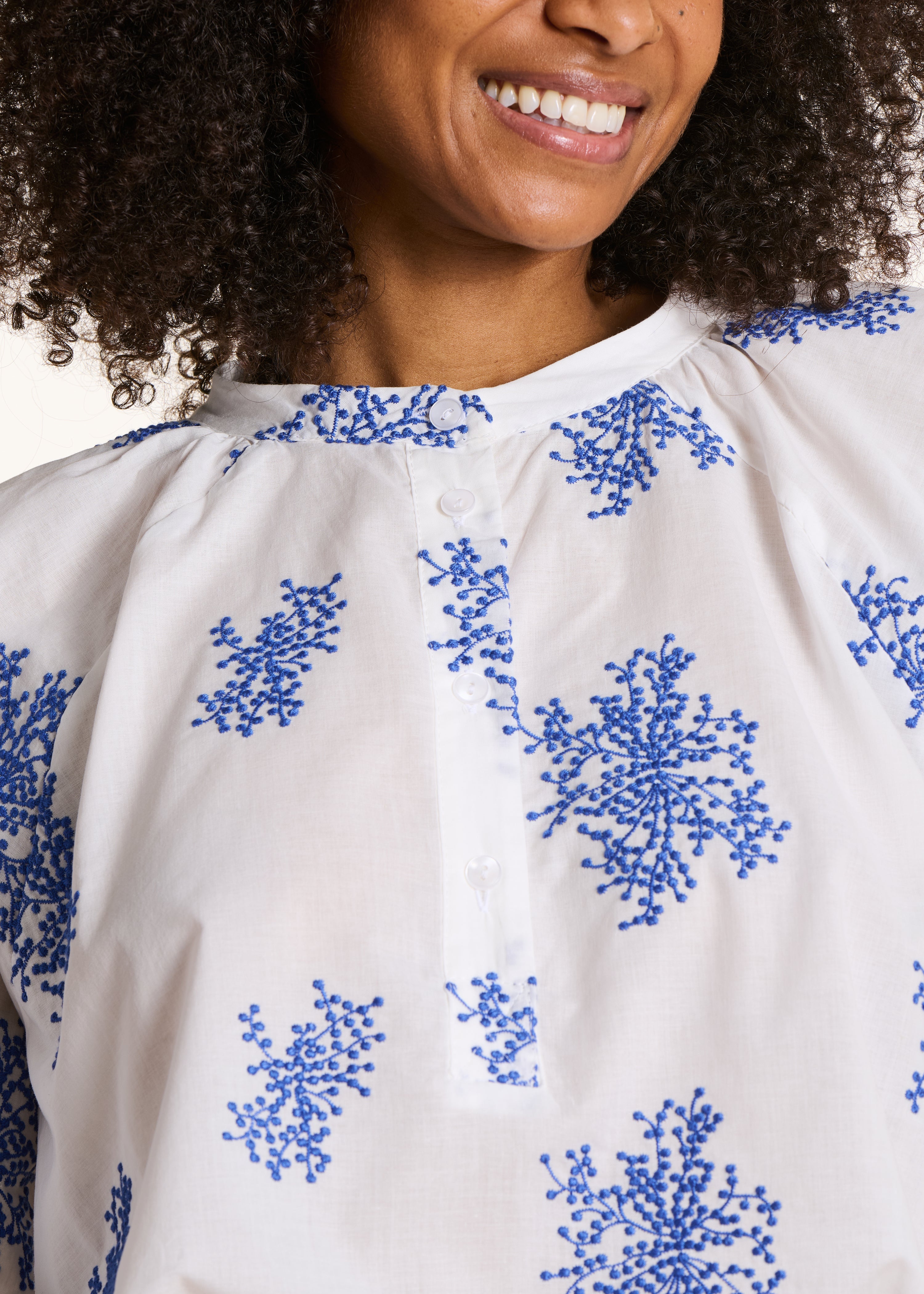 Blouse oversize blanche à broderies bleues manches longues