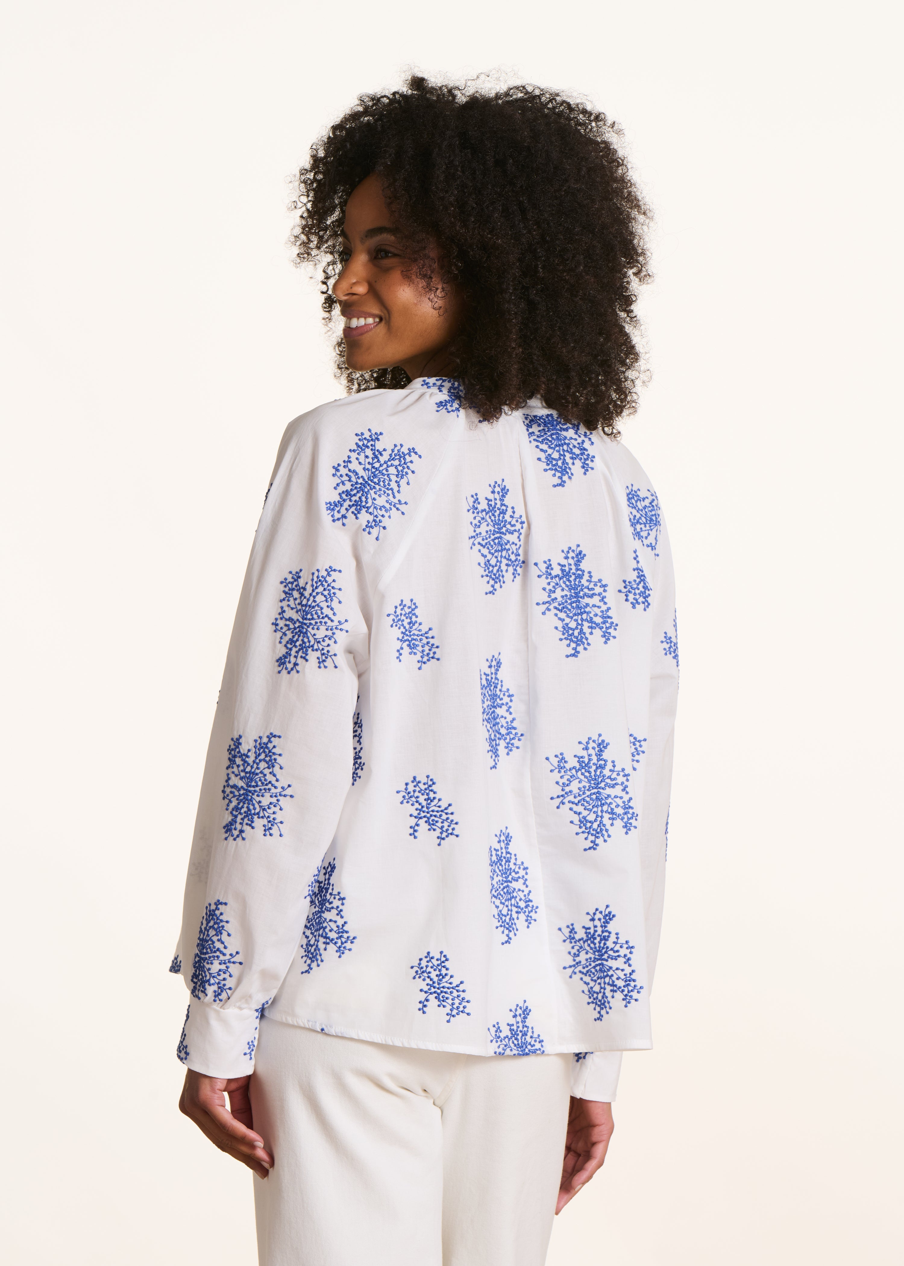Blouse oversize blanche à broderies bleues manches longues
