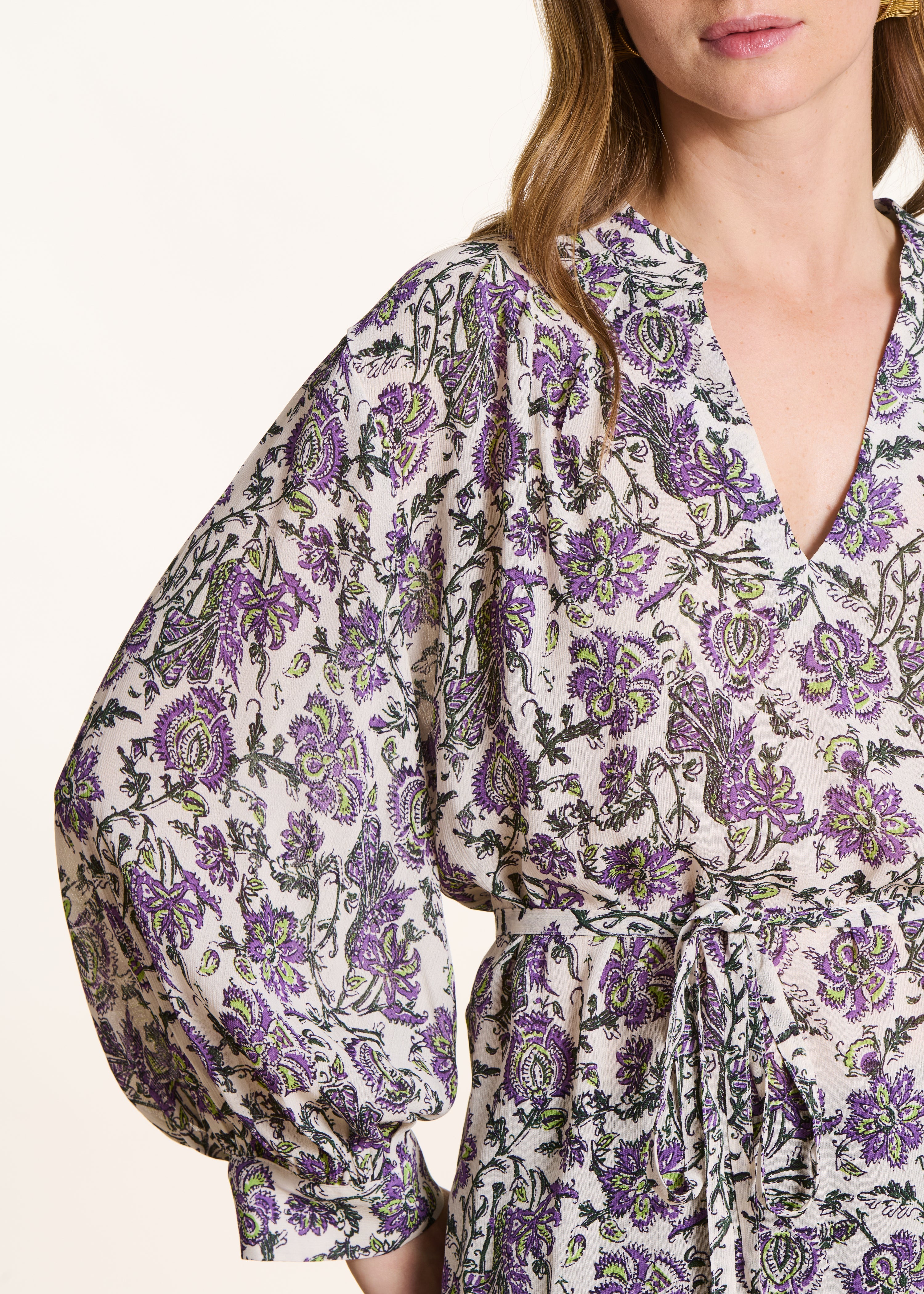 Top largo violeta com estampado floral e mangas compridas