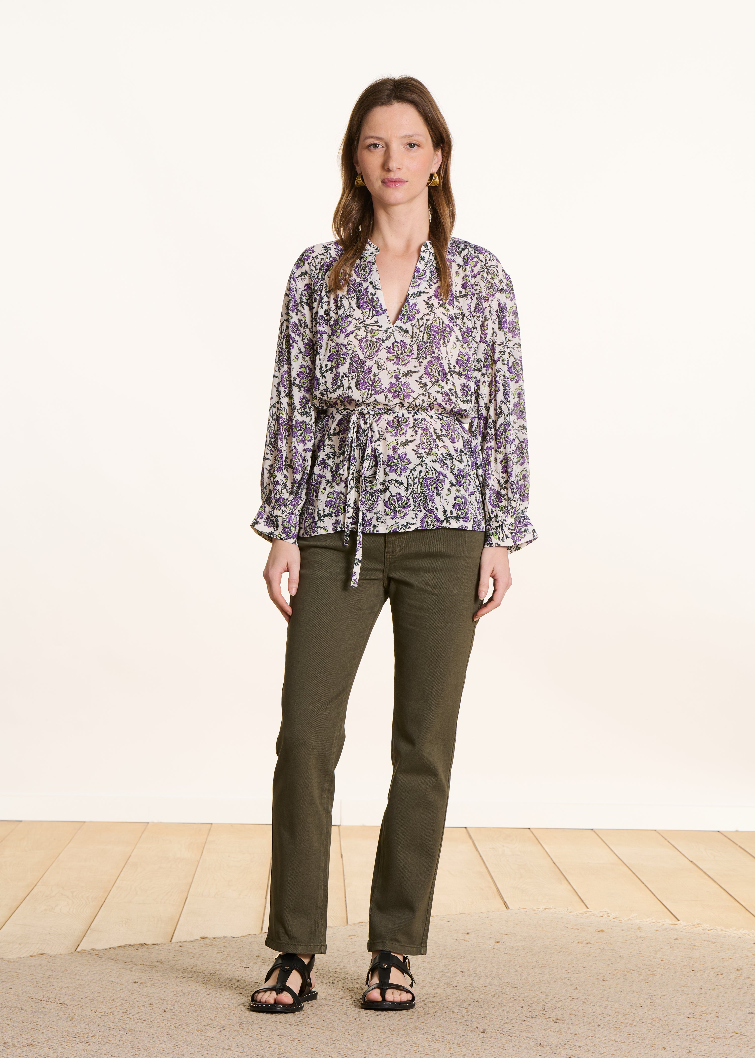 Top largo violeta com estampado floral e mangas compridas
