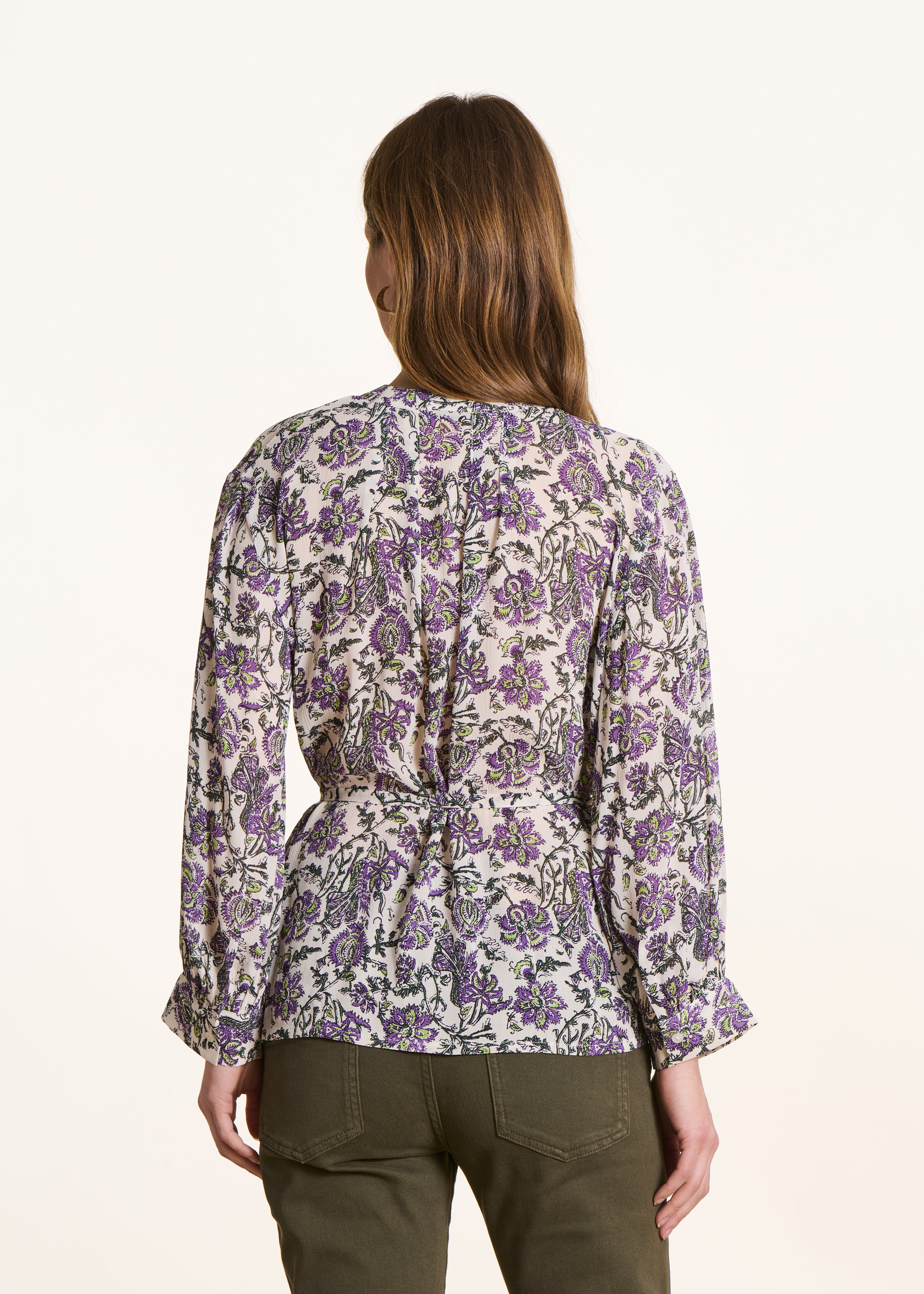 Top largo violeta com estampado floral e mangas compridas
