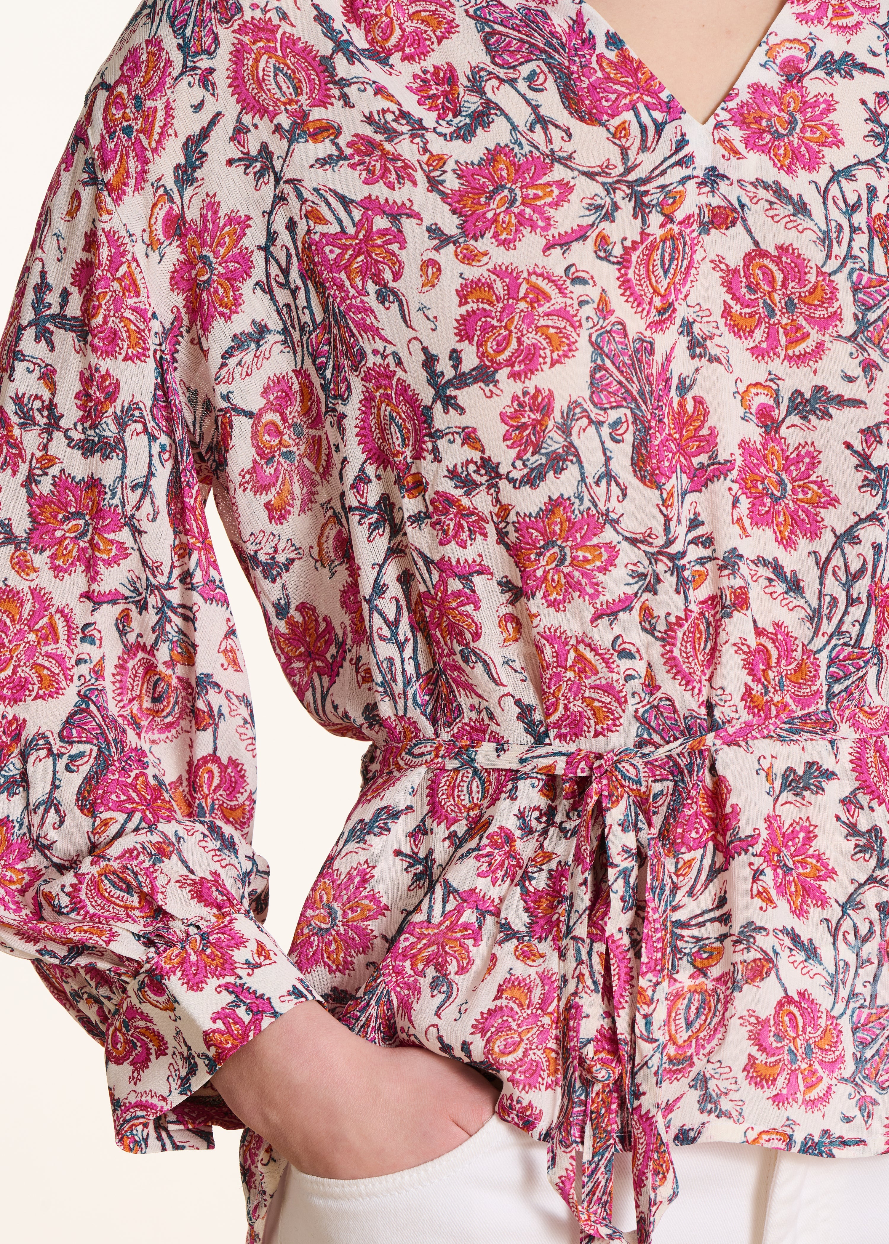 Top largo rosa com estampado floral e mangas compridas