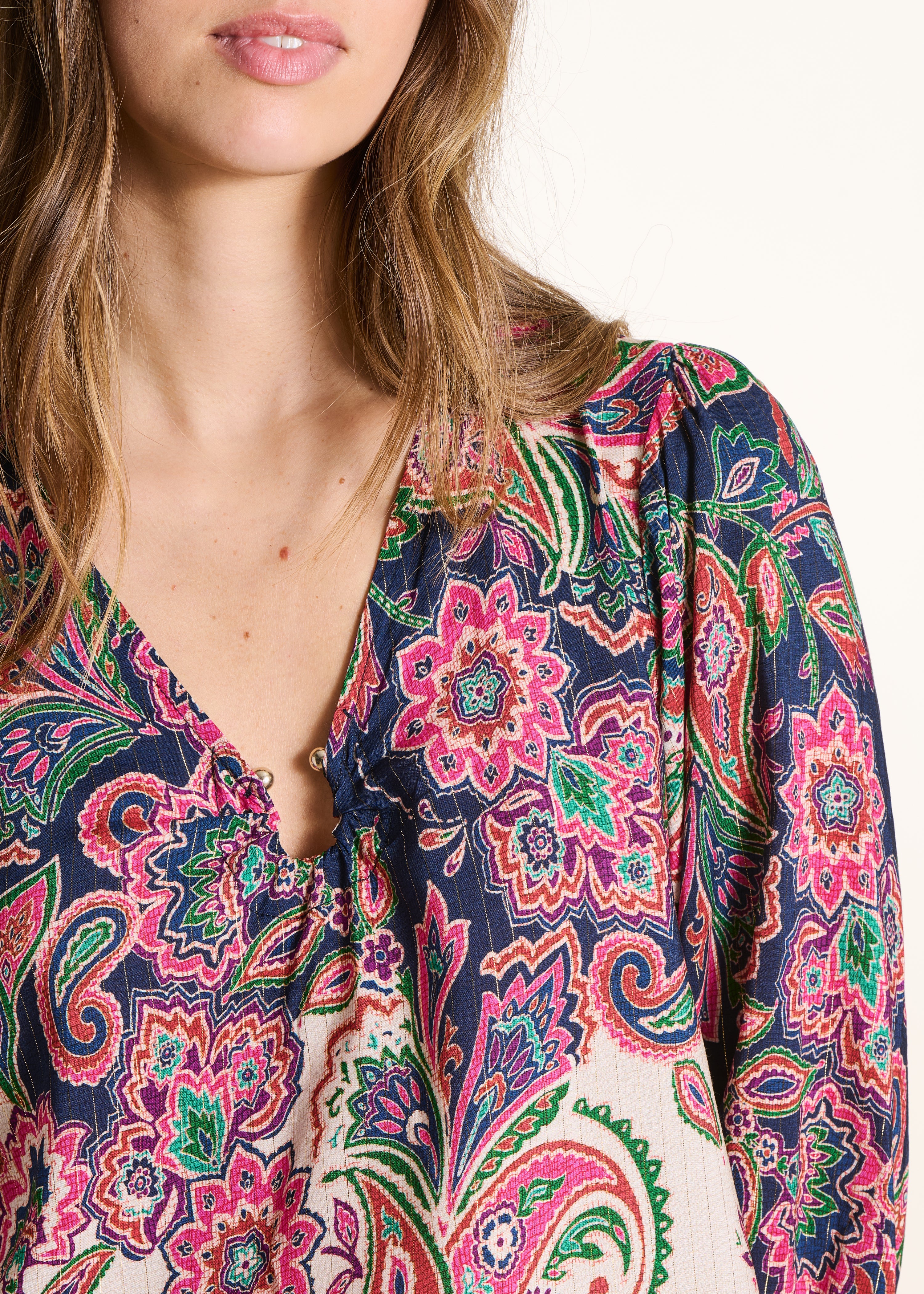 Roze-blauwe top met V-hals en gespprint print