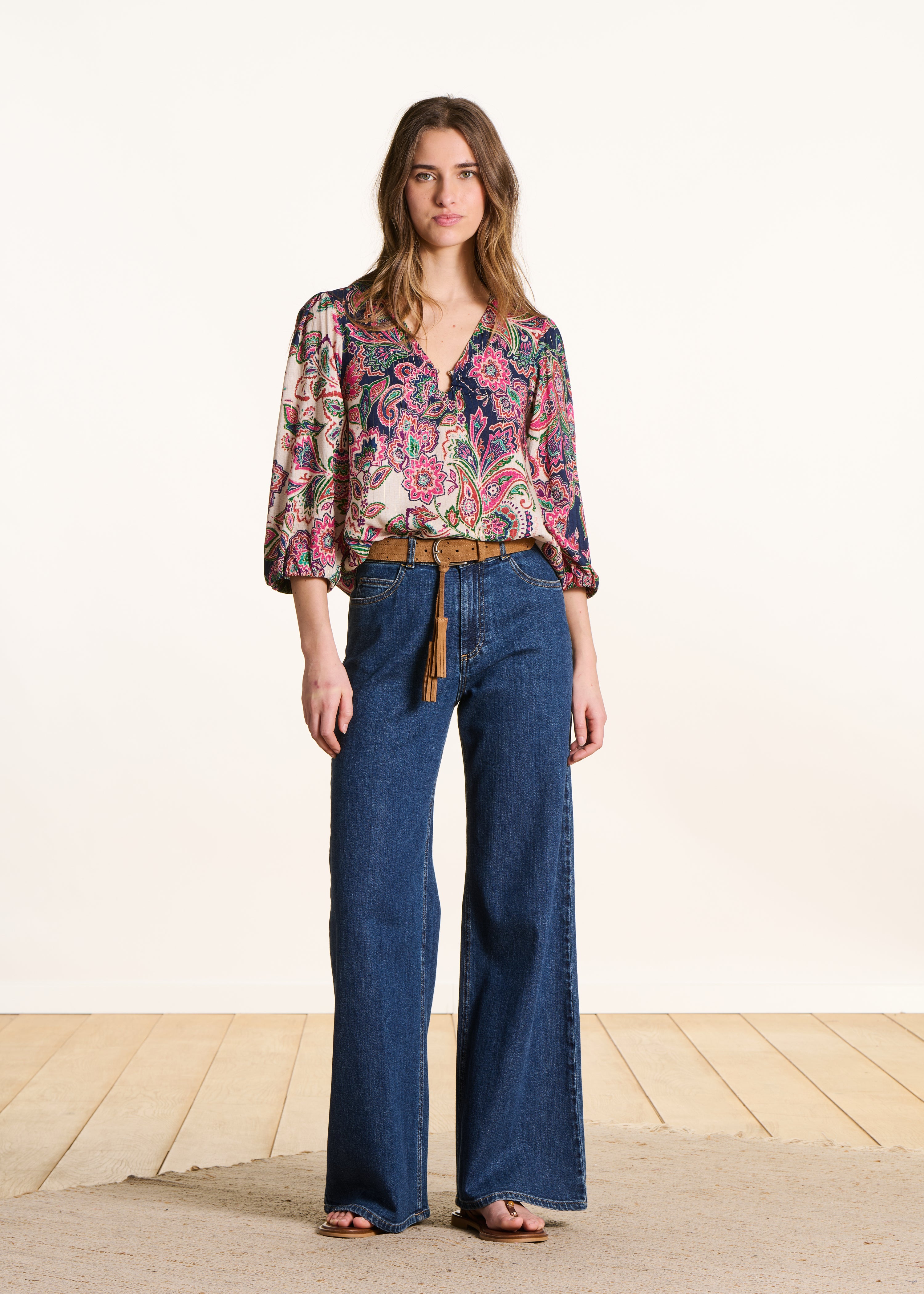Roze-blauwe top met V-hals en gespprint print