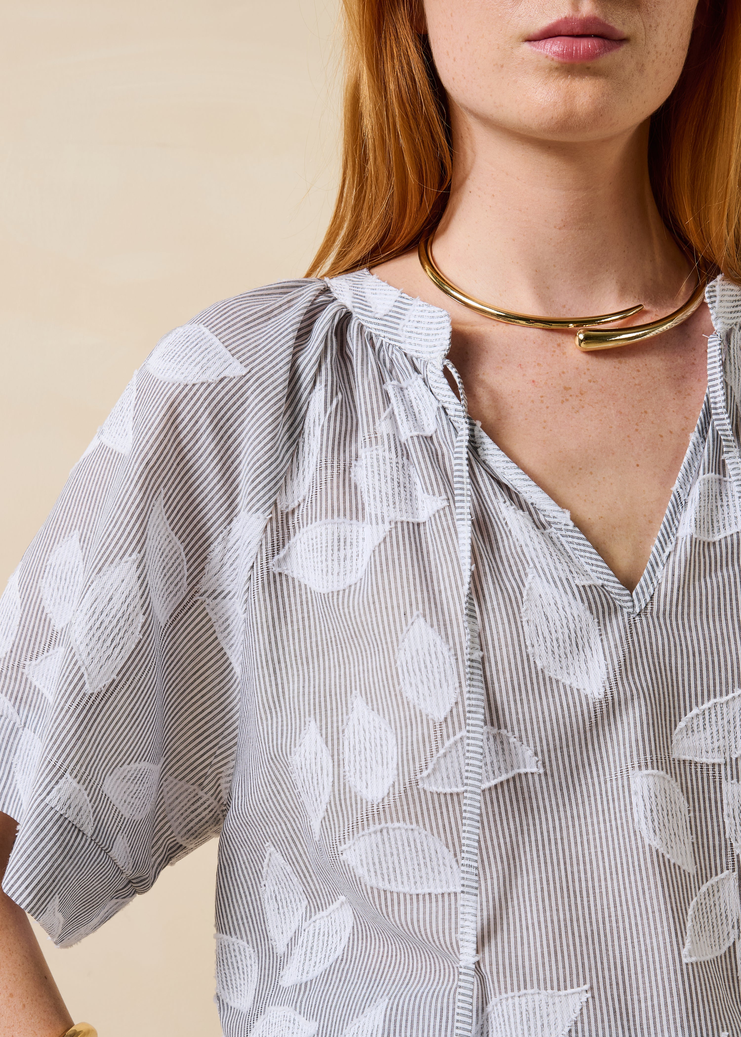 Loose floral gray cotton top with short sleeves