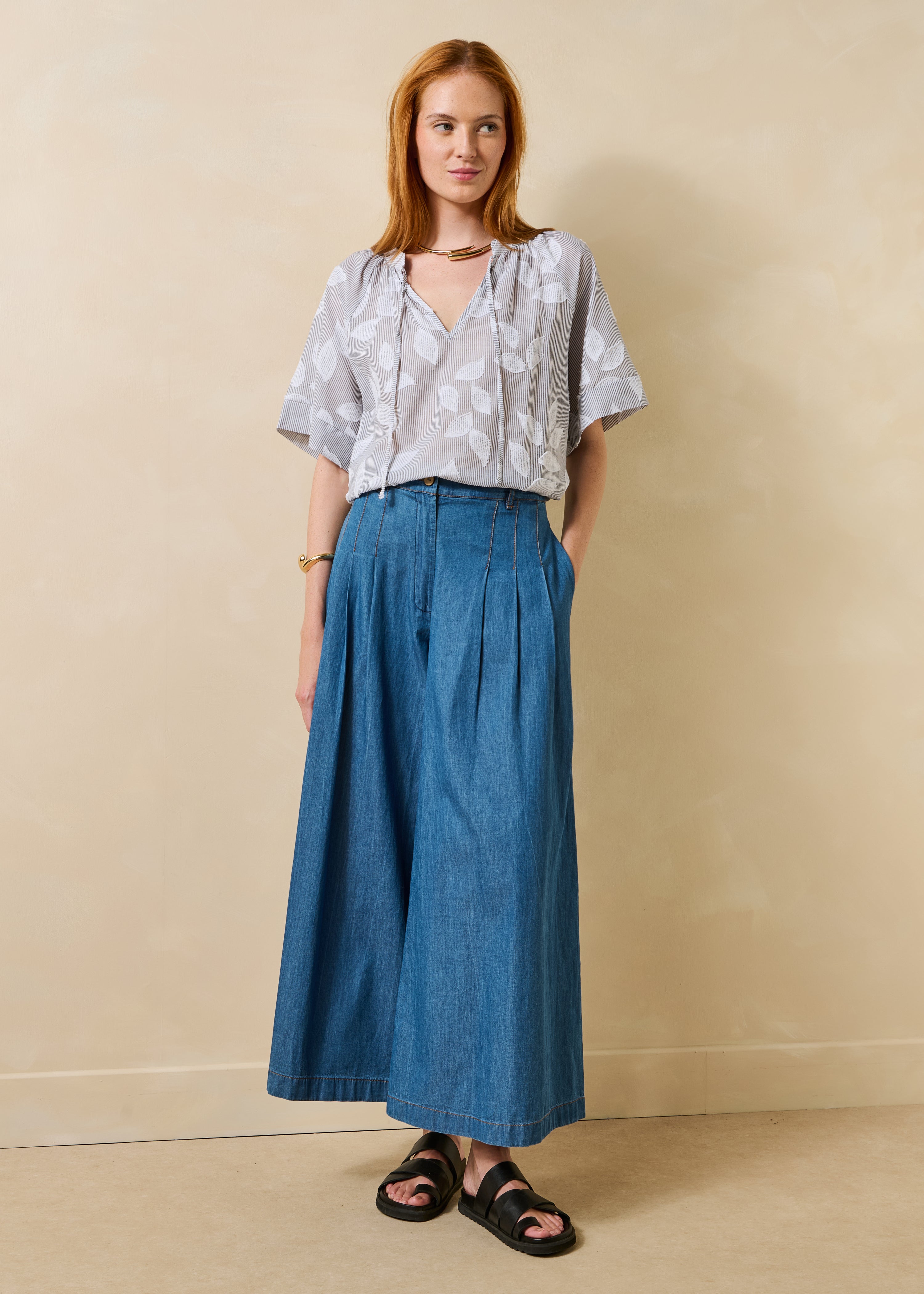 Loose floral gray cotton top with short sleeves