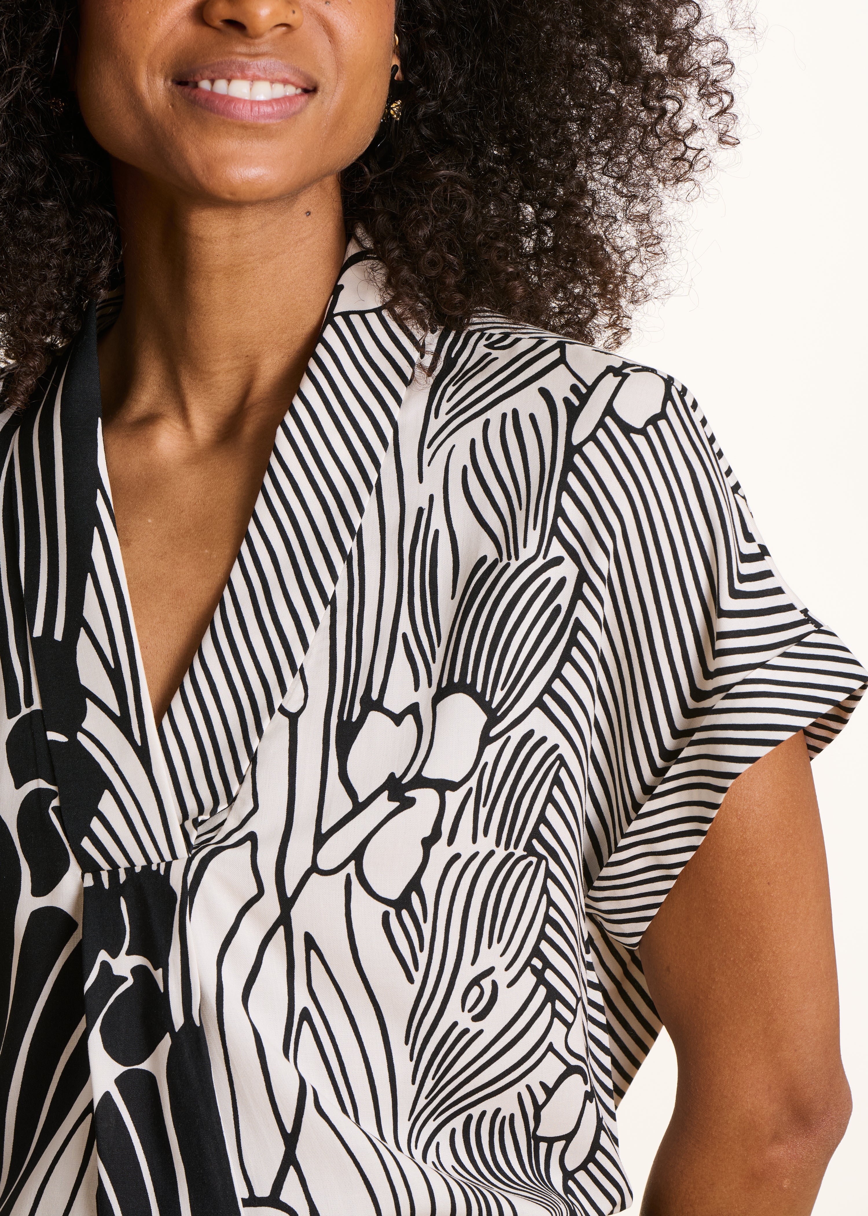 Loose top with black and white floral print